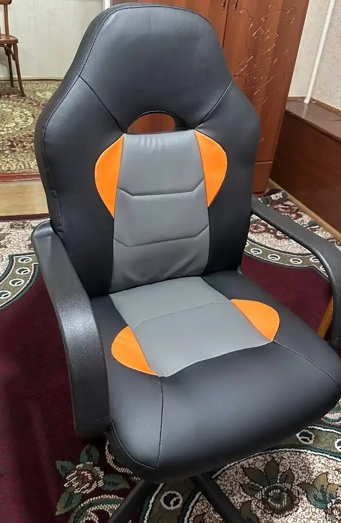 Dafnadan charm qoplamali OUTRIDER o'yin kreslosi, g'ildirakli, qizil-qora