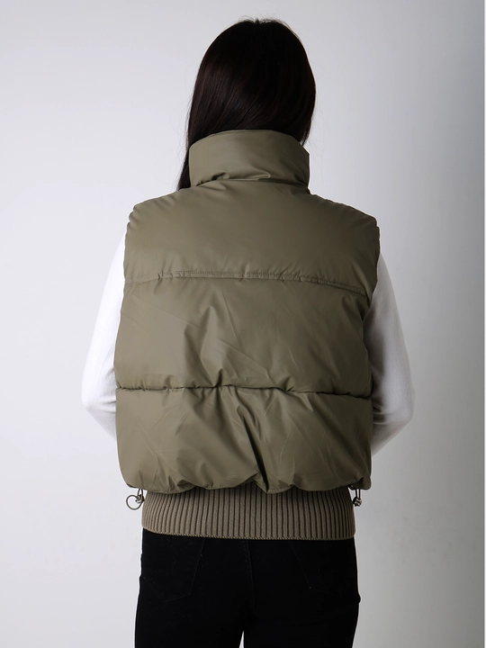 Ayollar uchun yomg‘irbardosh matodan tikilgan yelek, universal o‘lcham L-XL