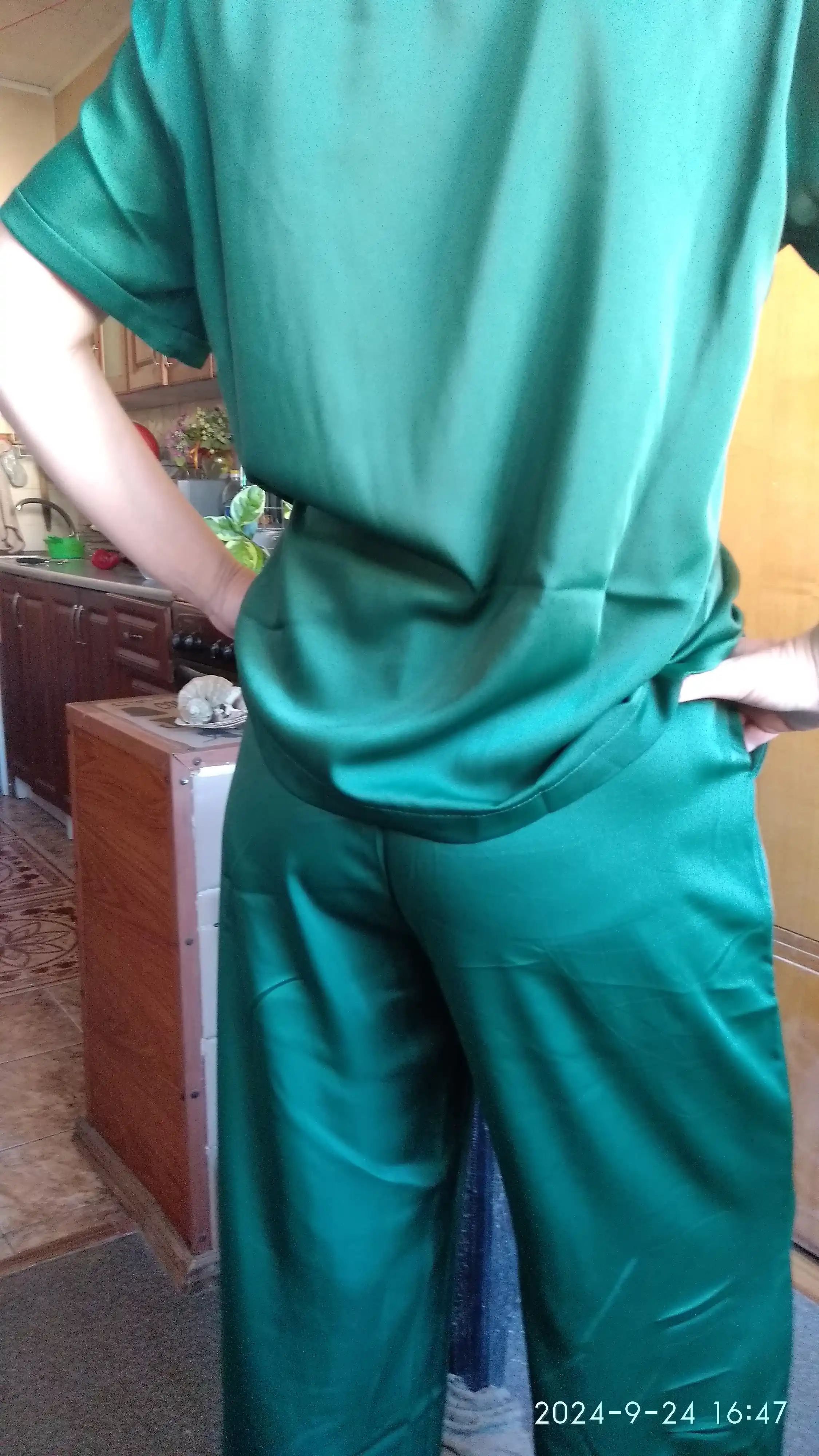 Uy va ko‘chaga mo‘ljallangan ikkilik ayollar kostyumi, atlas shim va kofta