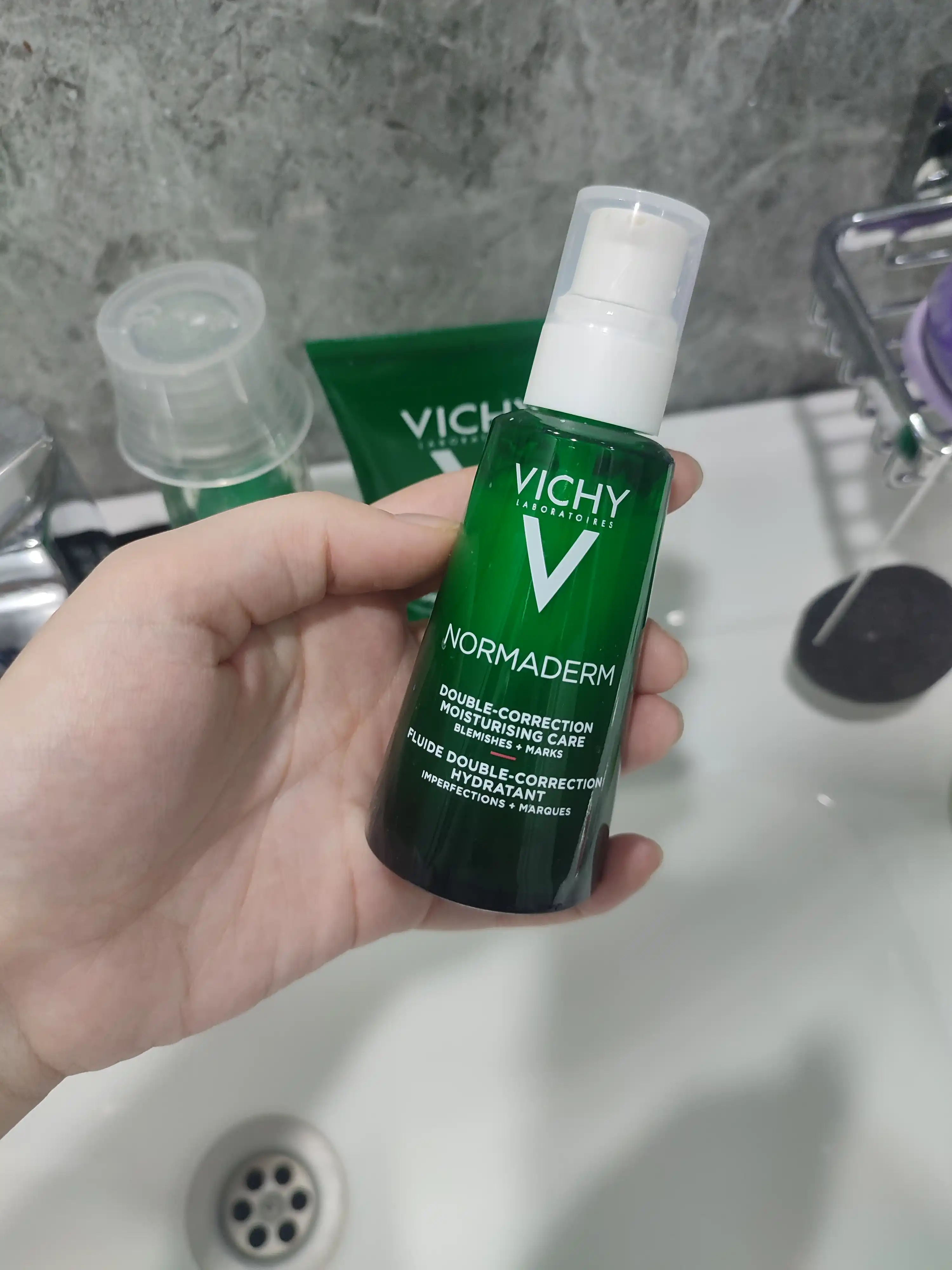 Tuzatuvchi parvarish VICHY, muammoli yog'li teri uchun yangilanish va yallig'lanishga qarshi ta'sir bilan 50 ml