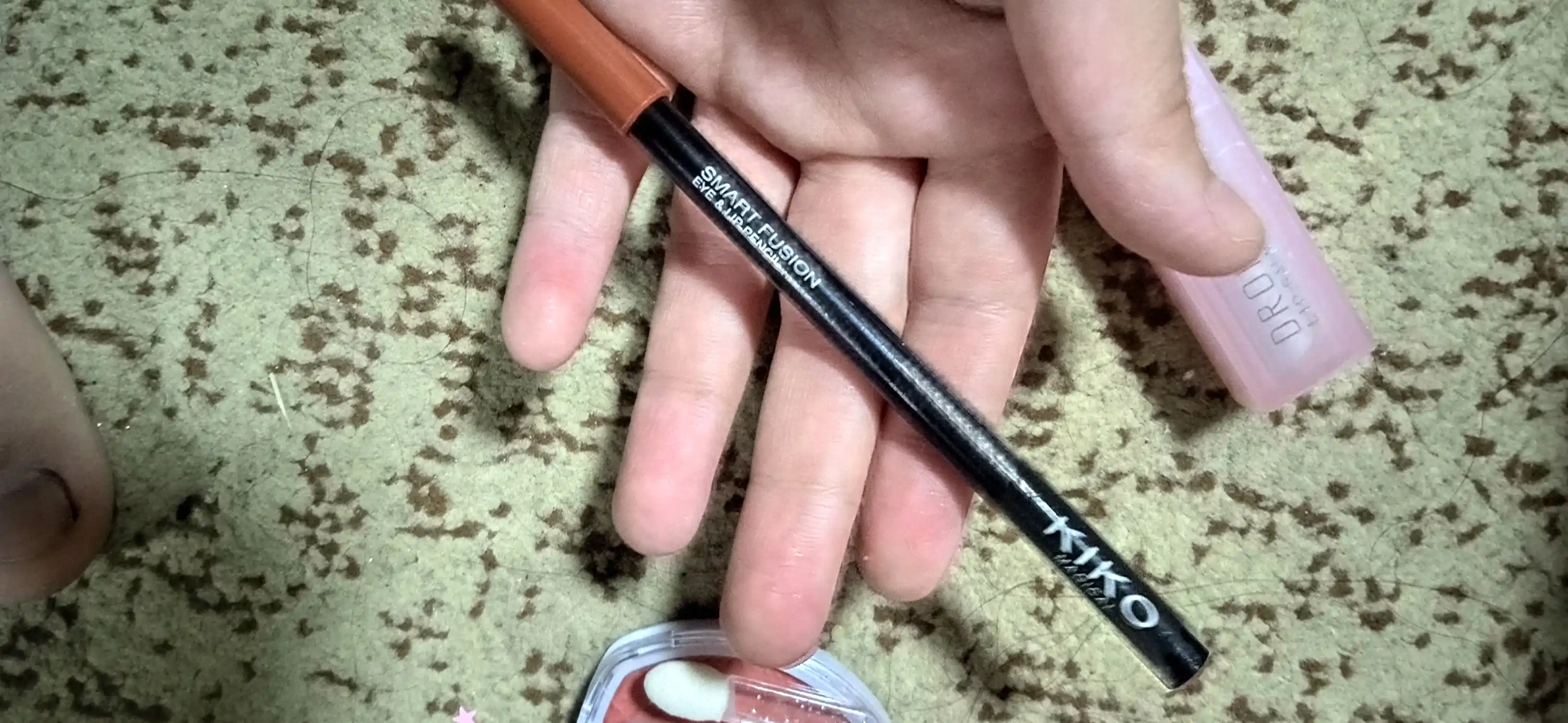 Kiko lab konturi uchun qalam xira lab bo‘yog‘i qosh va ko‘z uchun qalam oq qora 1,5 g