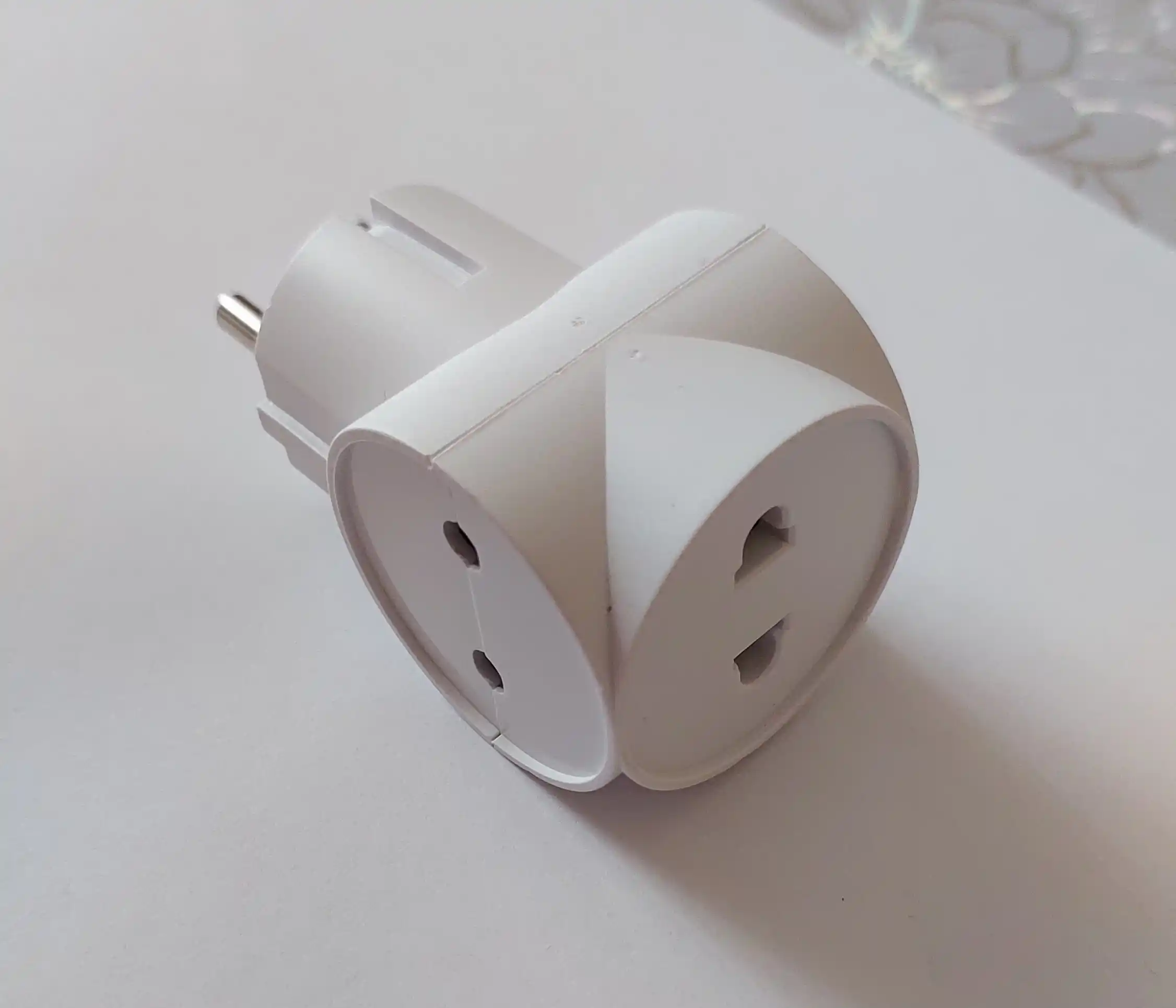 Beshr uchligi, adapter, 3 uyali, yerga ulanmagan, ixcham o‘lchamli, mustahkam korpus, B35