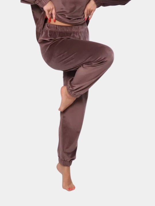 Velyur pijama, katta o'lchamli, jogger - shim va engi uzun kostyum bilan, uy uchun