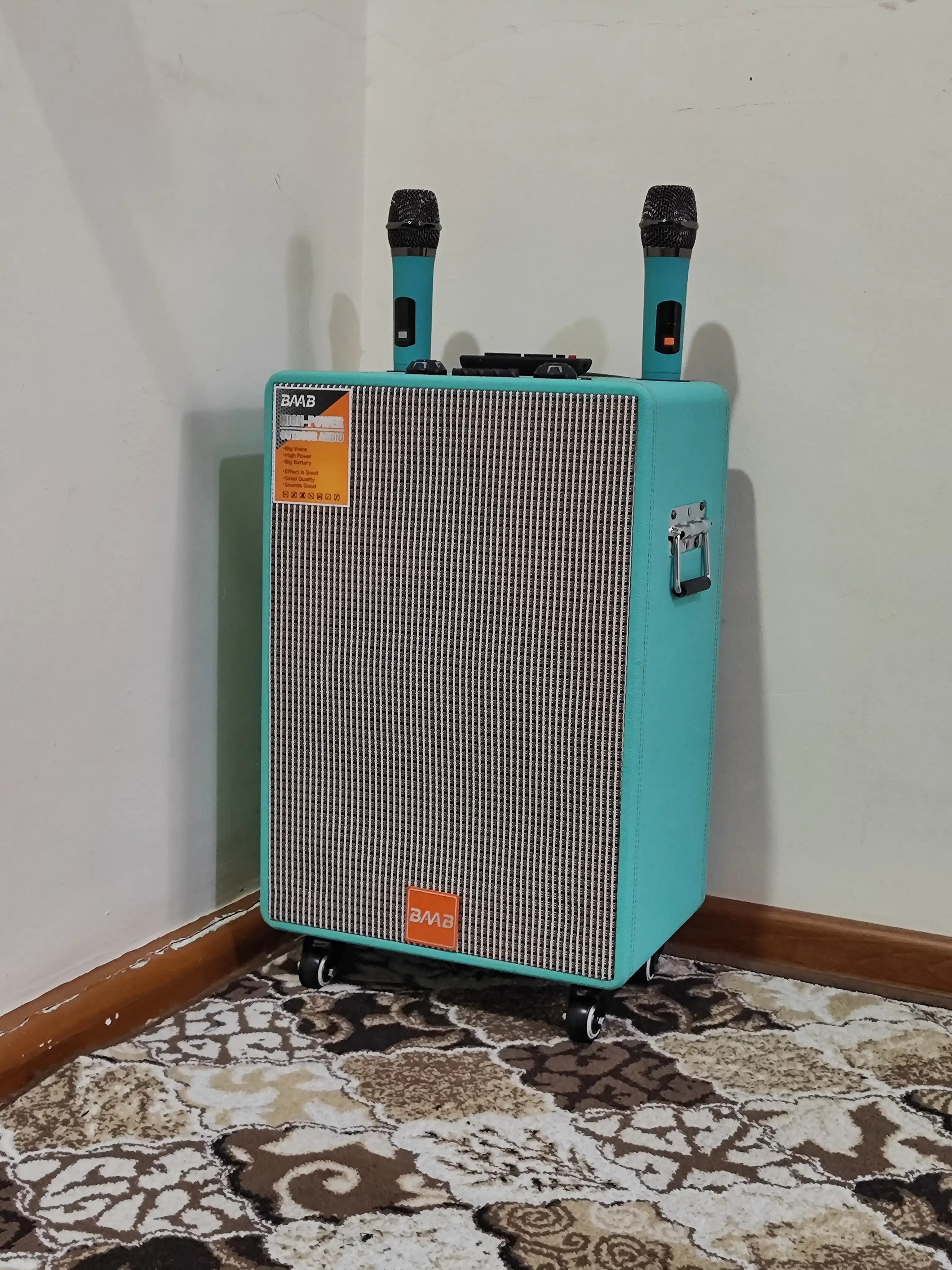Portativ kalonka karaoke BAAB bluetooth simsiz mikrafon va boshqaruv pultga ega