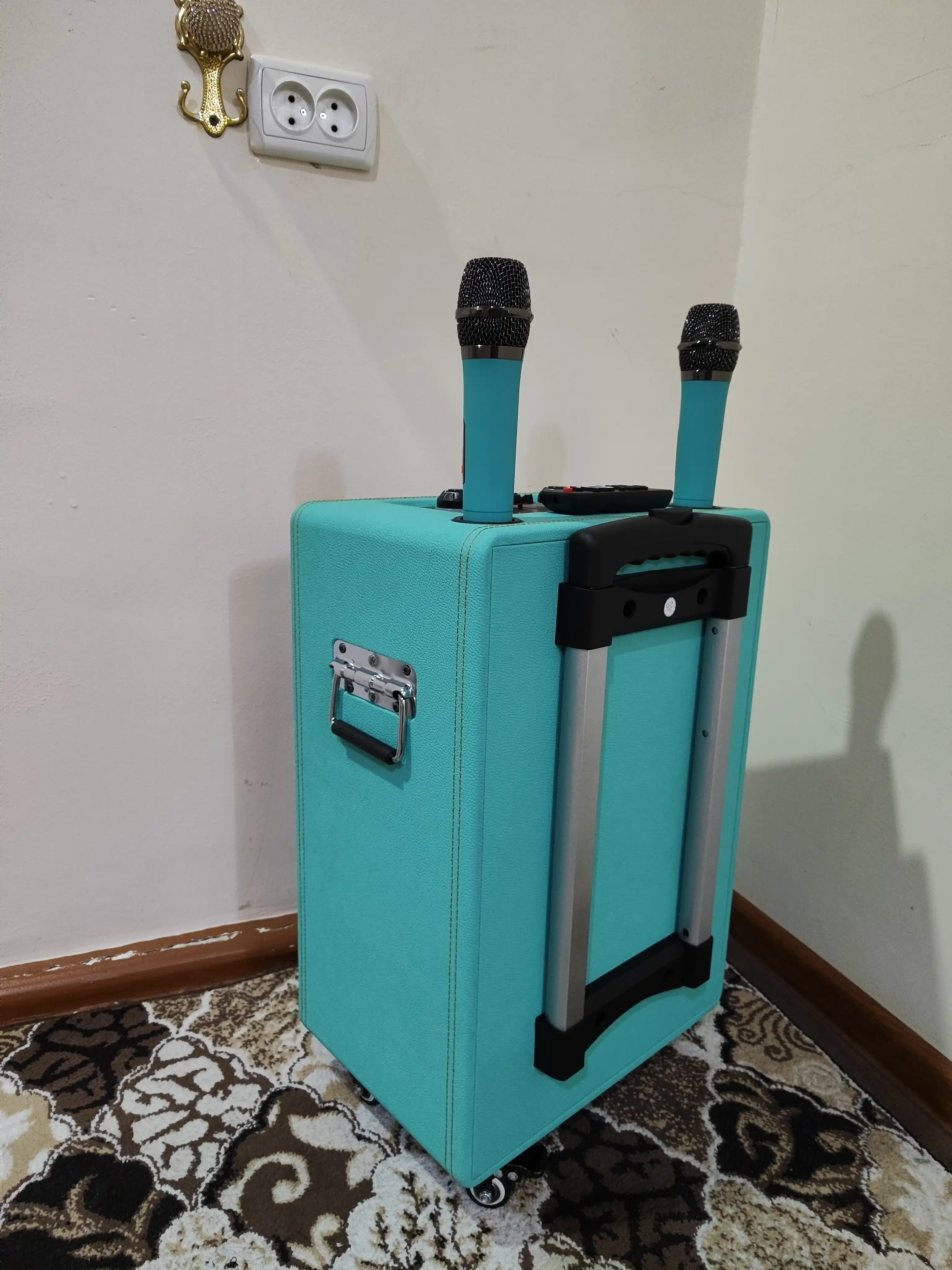 Portativ kalonka karaoke BAAB bluetooth simsiz mikrafon va boshqaruv pultga ega
