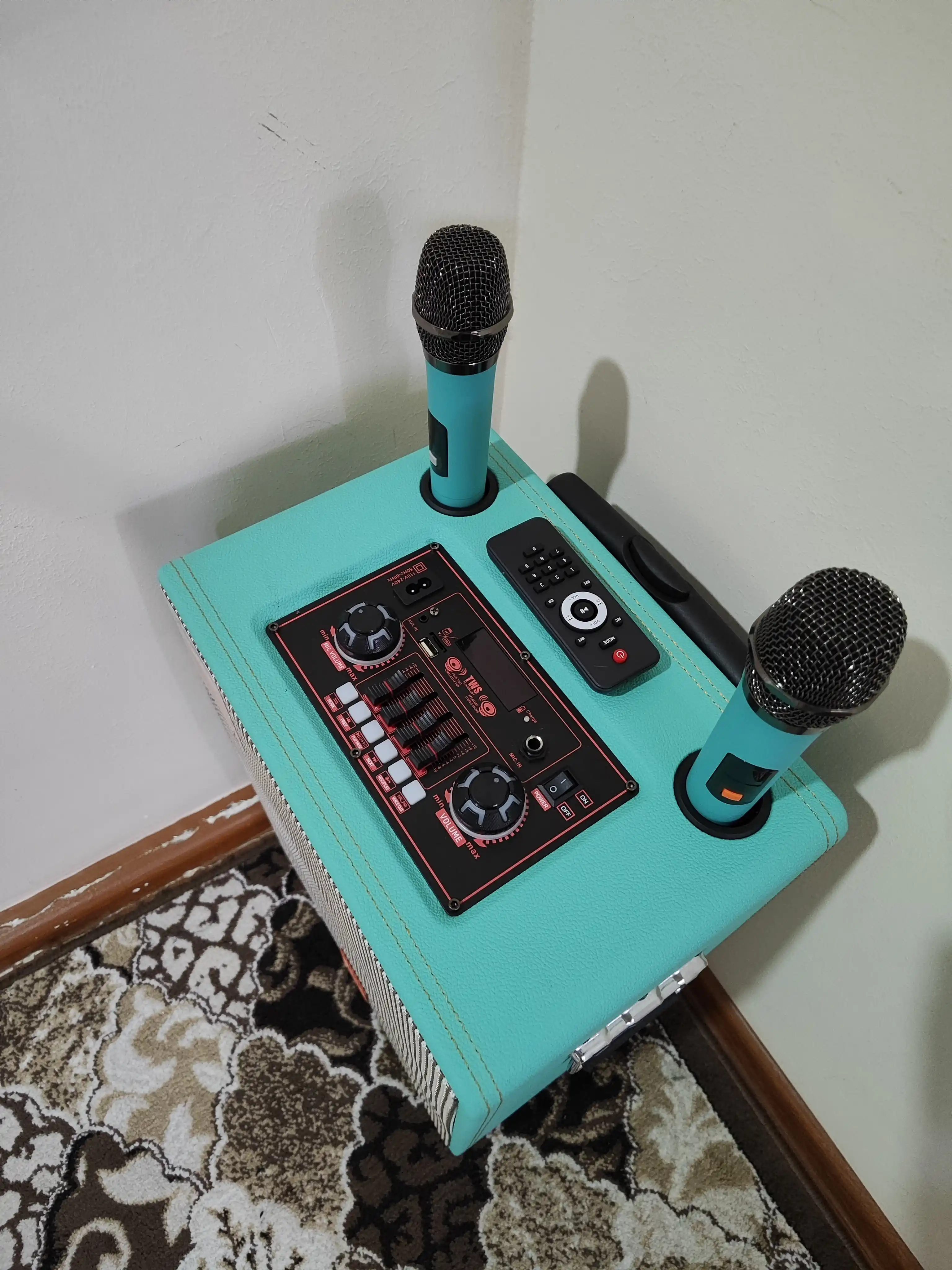 Portativ kalonka karaoke BAAB bluetooth simsiz mikrafon va boshqaruv pultga ega