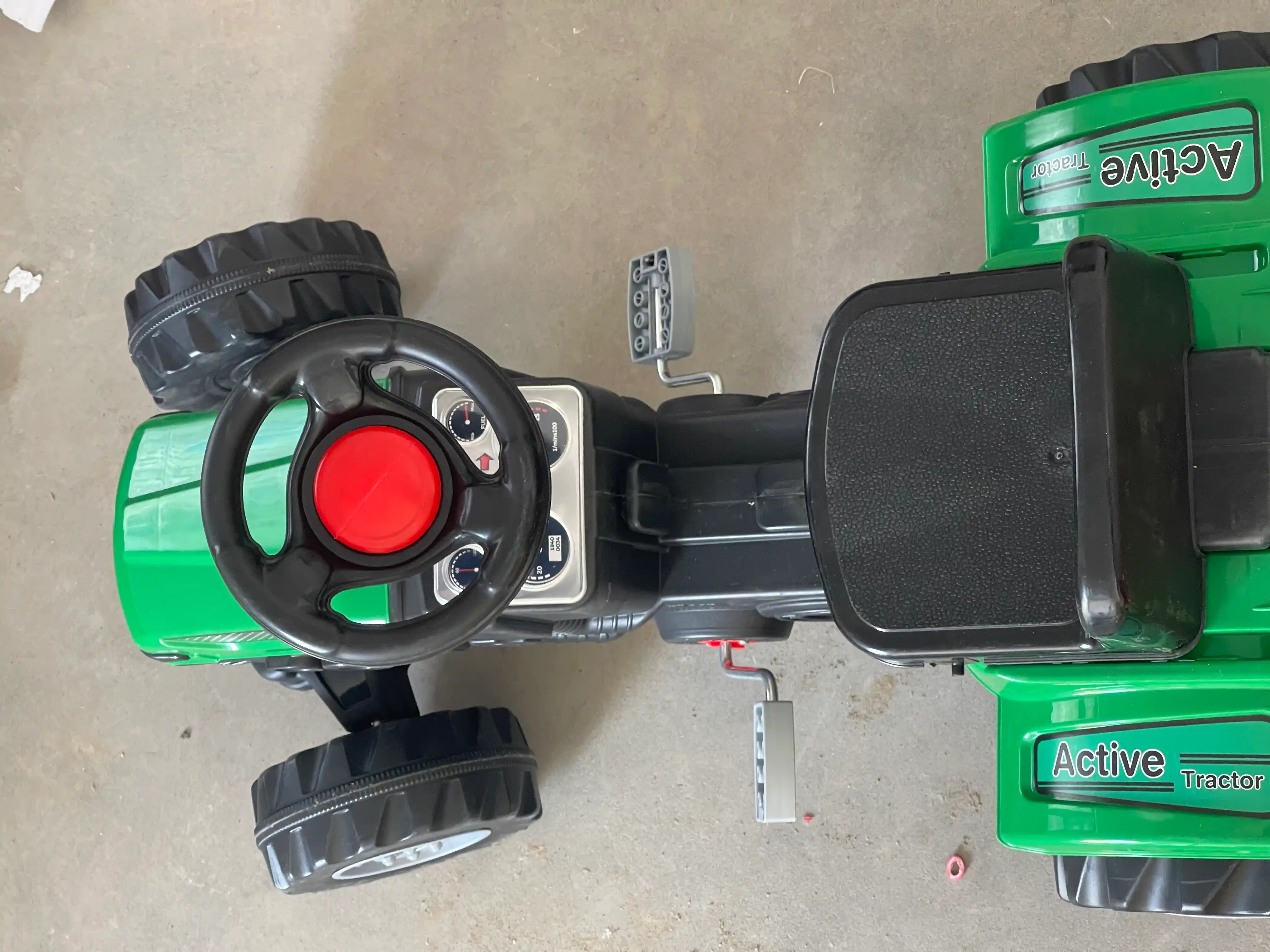 Pilsan pedal mashinasi Traktor, yashil, qizil, 3 yoshdan 8 yoshgacha, 95 * 51 sm, 50 kg gacha