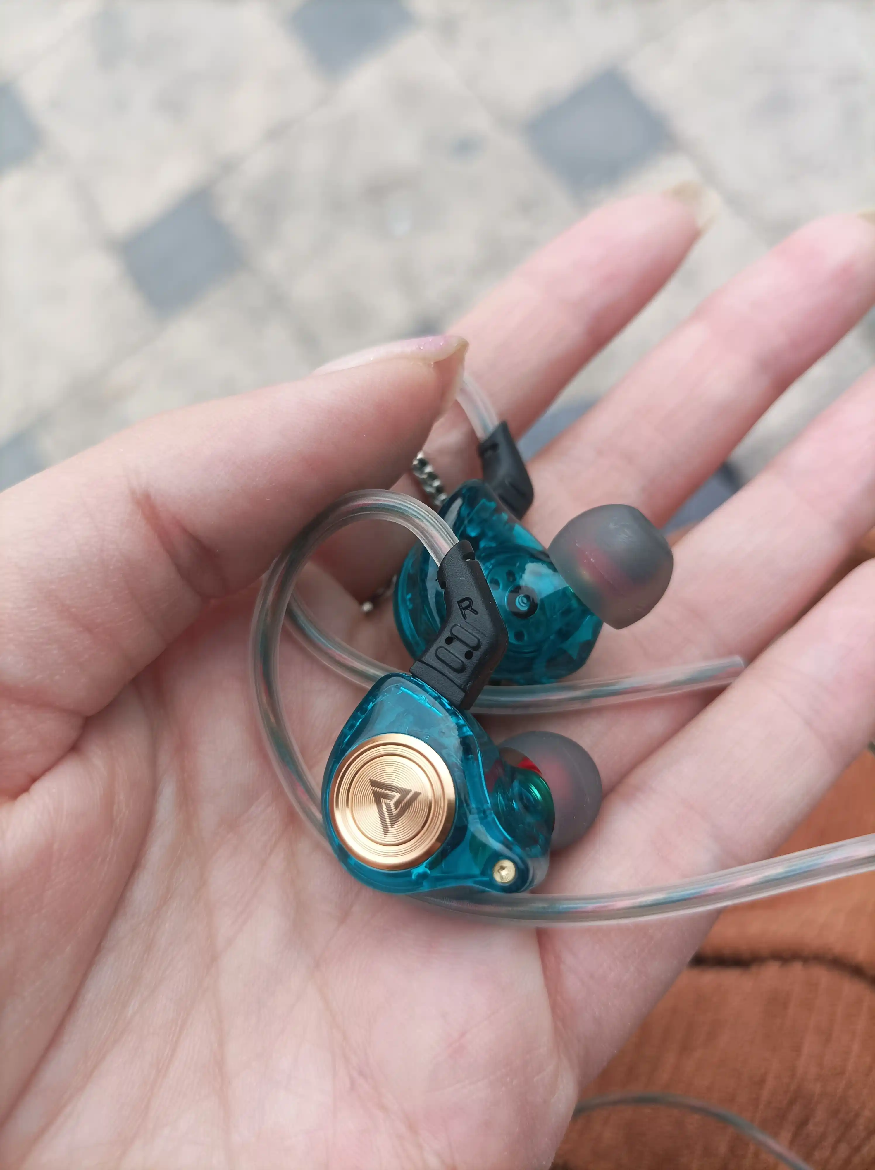 QKZ, AK3 simli musiqa quloqchinlari, AUX ulanishi, yuqori aniqlikdagi audio