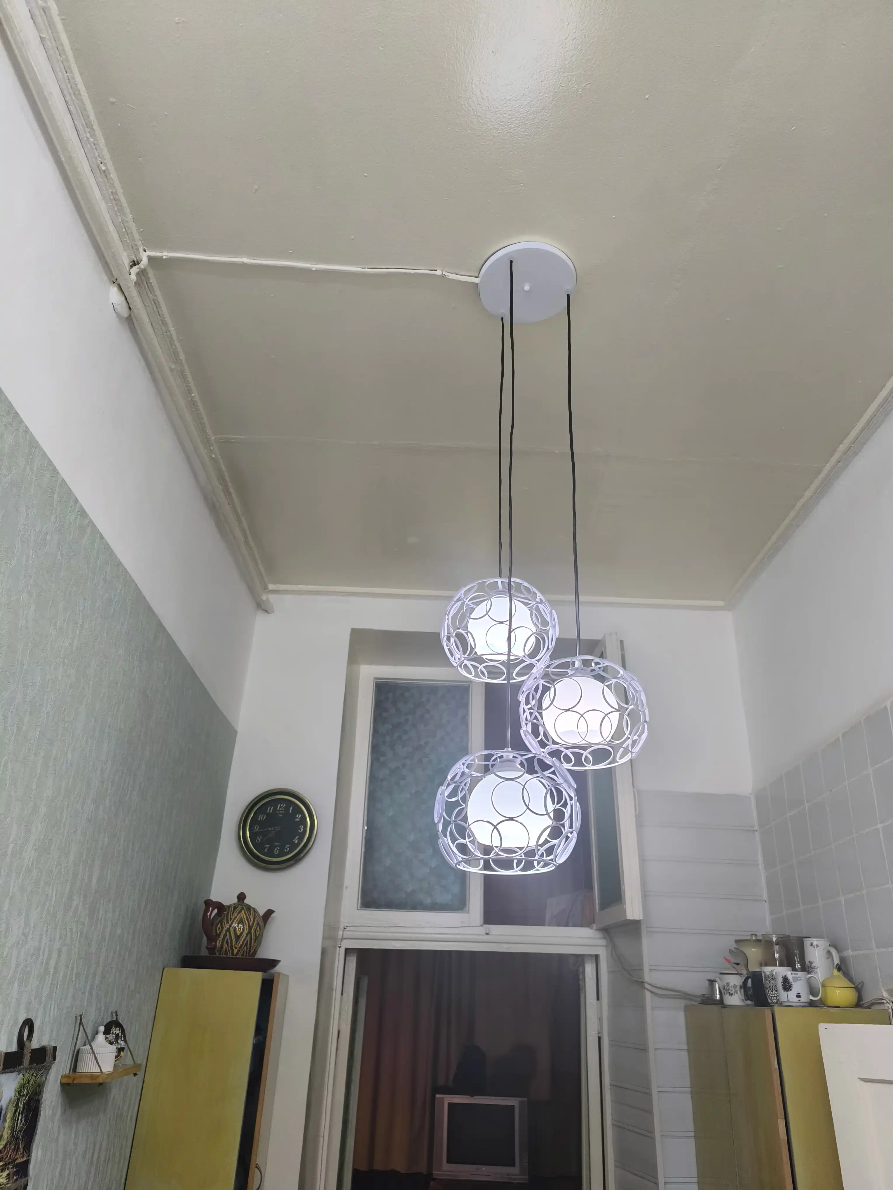 Qandil: shiftga osiladigan, loft uslubi, balandlik sozlanadiga, 2 xil rangda qora, oq