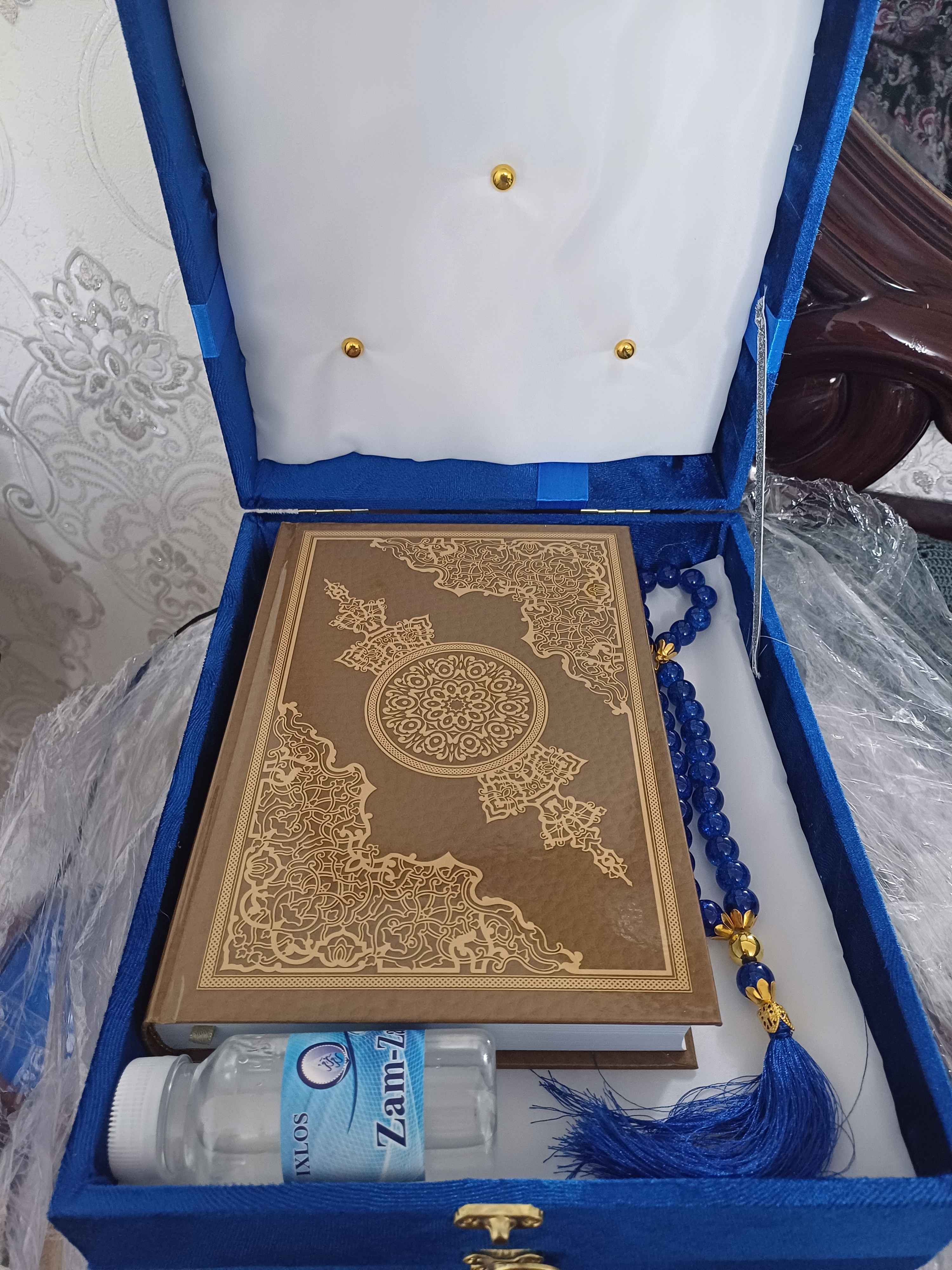 Ikki qavatli diniy to'plam, kitob, joynamoz, tasbeh, sovg'a qutisida