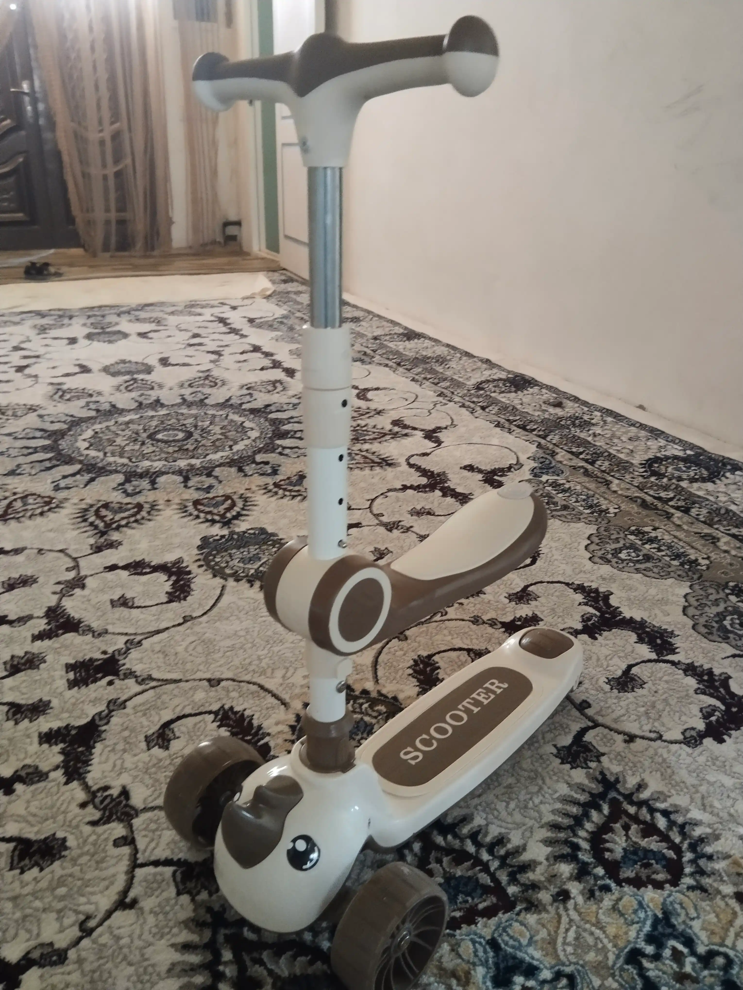 Bolalar uchun rang-barang va qulay samokat