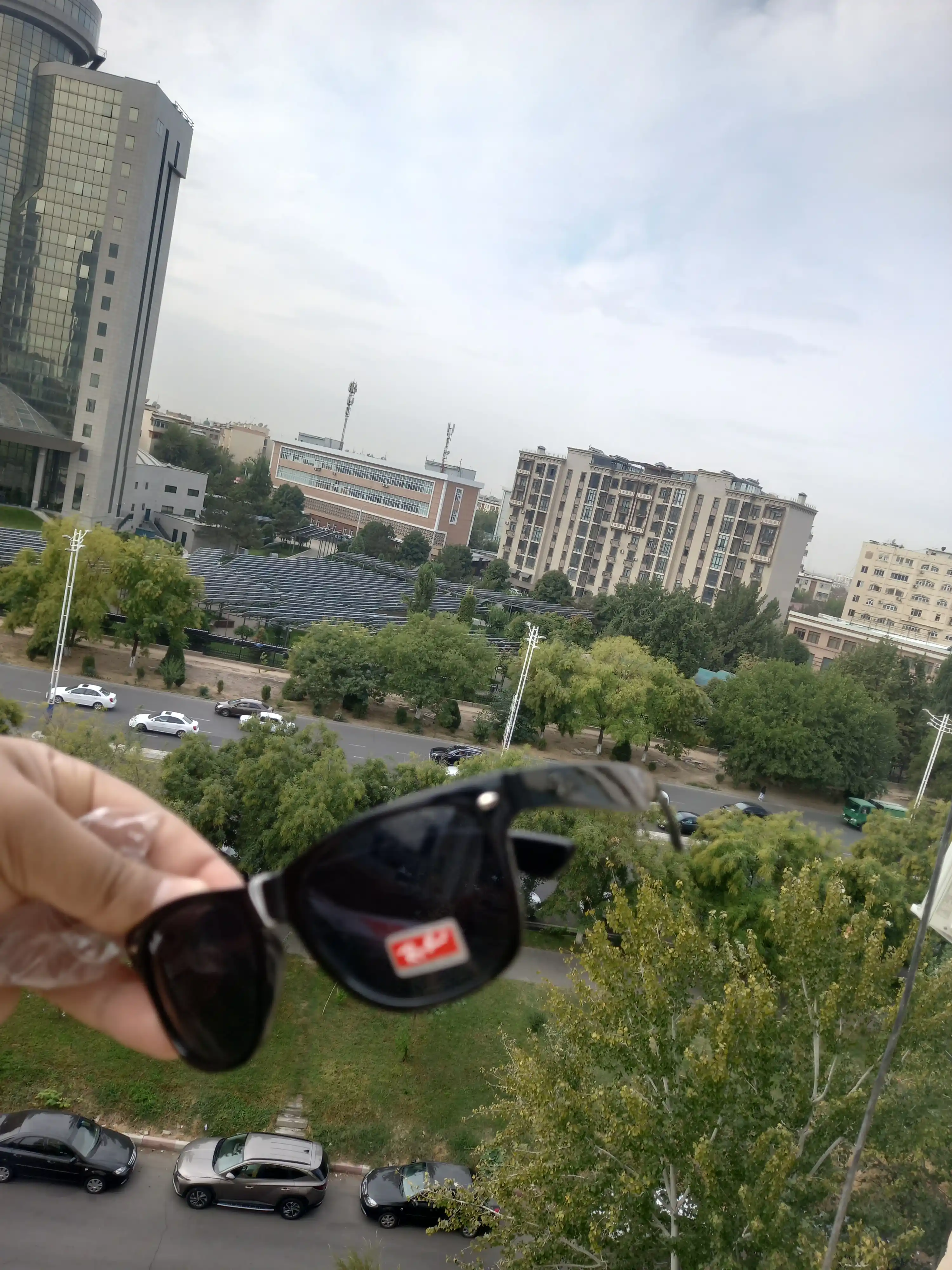 Ayollar uchun quyoshdan himoyalovchi ko‘zoynak, ultrabinafsha nurlari bilan himoyalangan
