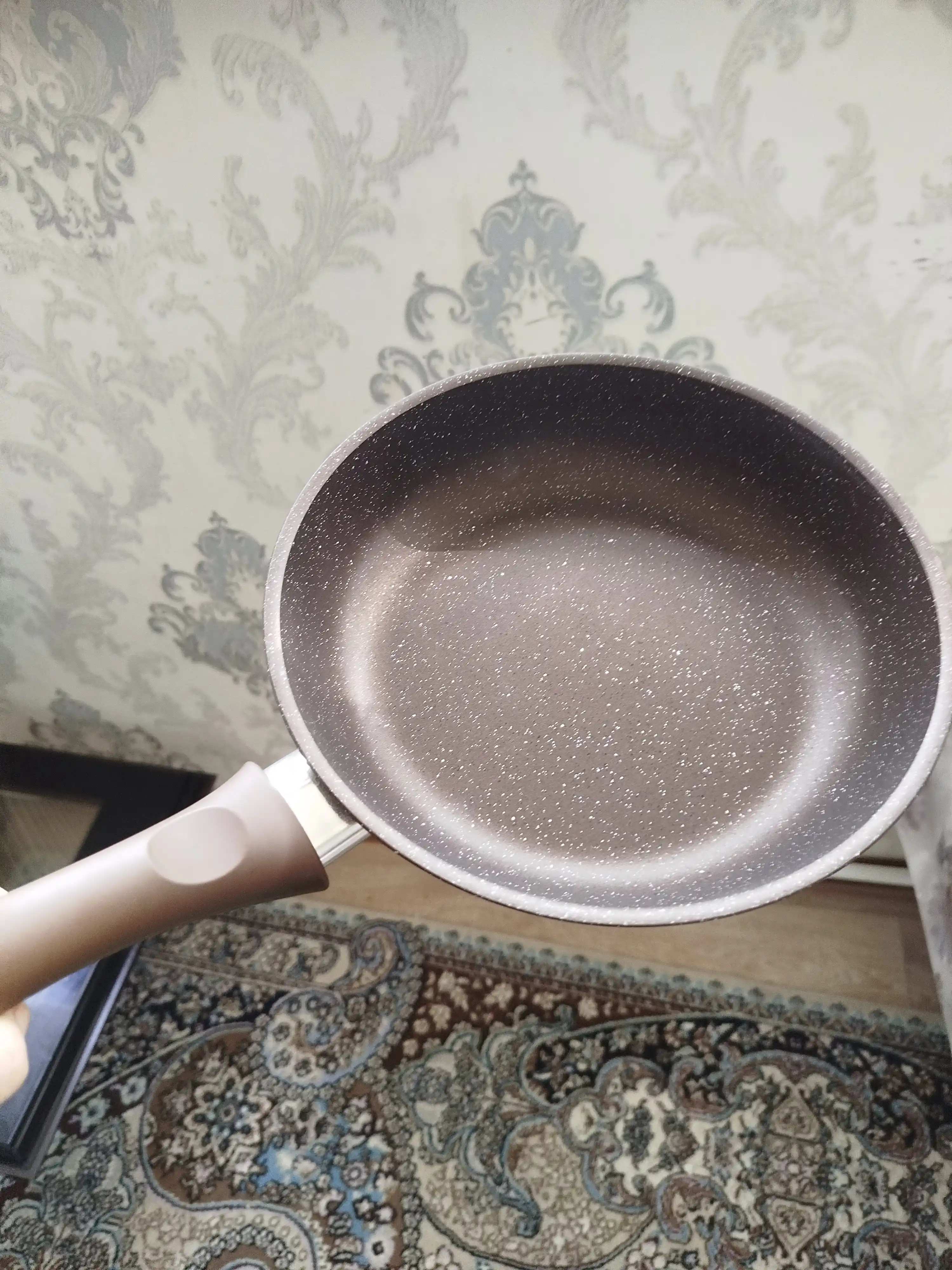 Kukmara "Mramor" skovorodka – yopishmaydigan, kofe rangli mramor, quyma tutqichli