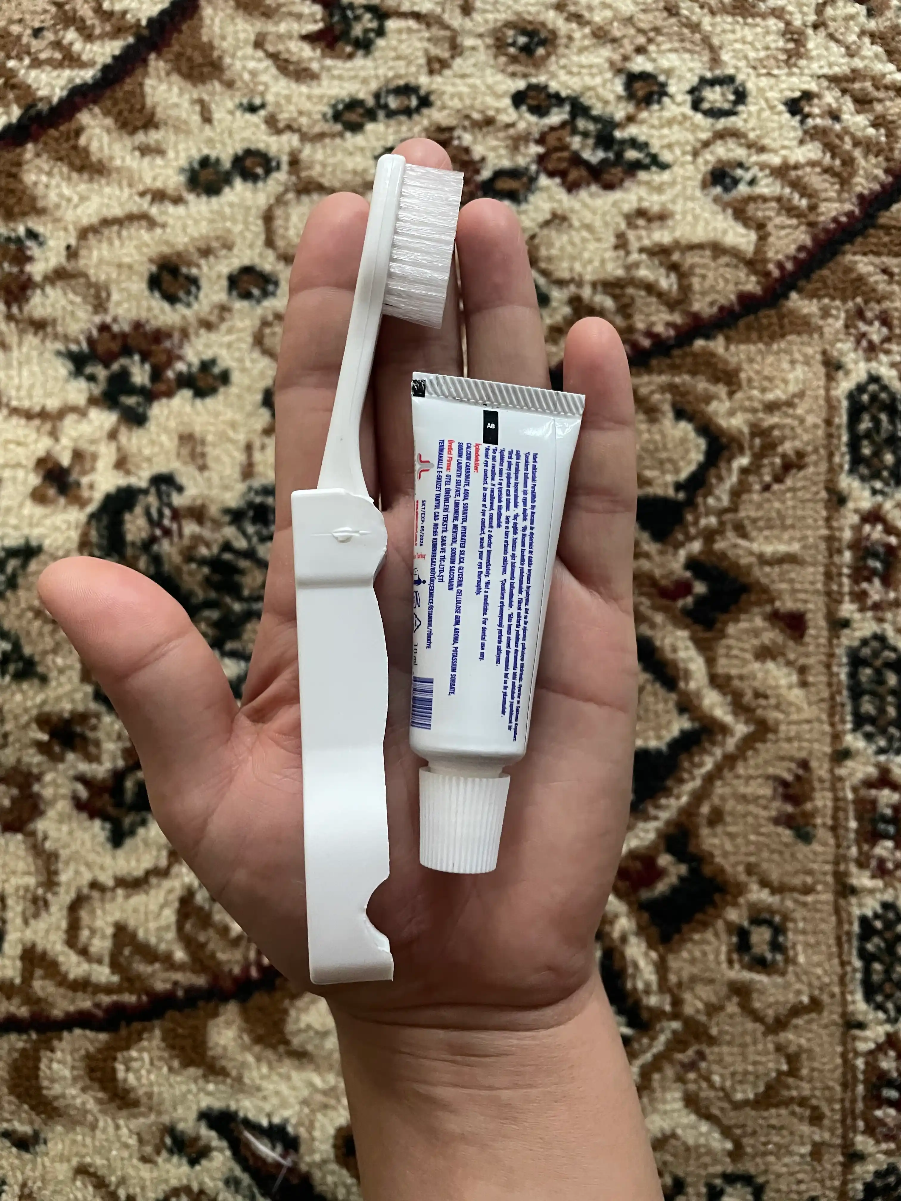 Tish cho'tkasi sayohat uchun tish pastasi 15 ml bilan sovg'a