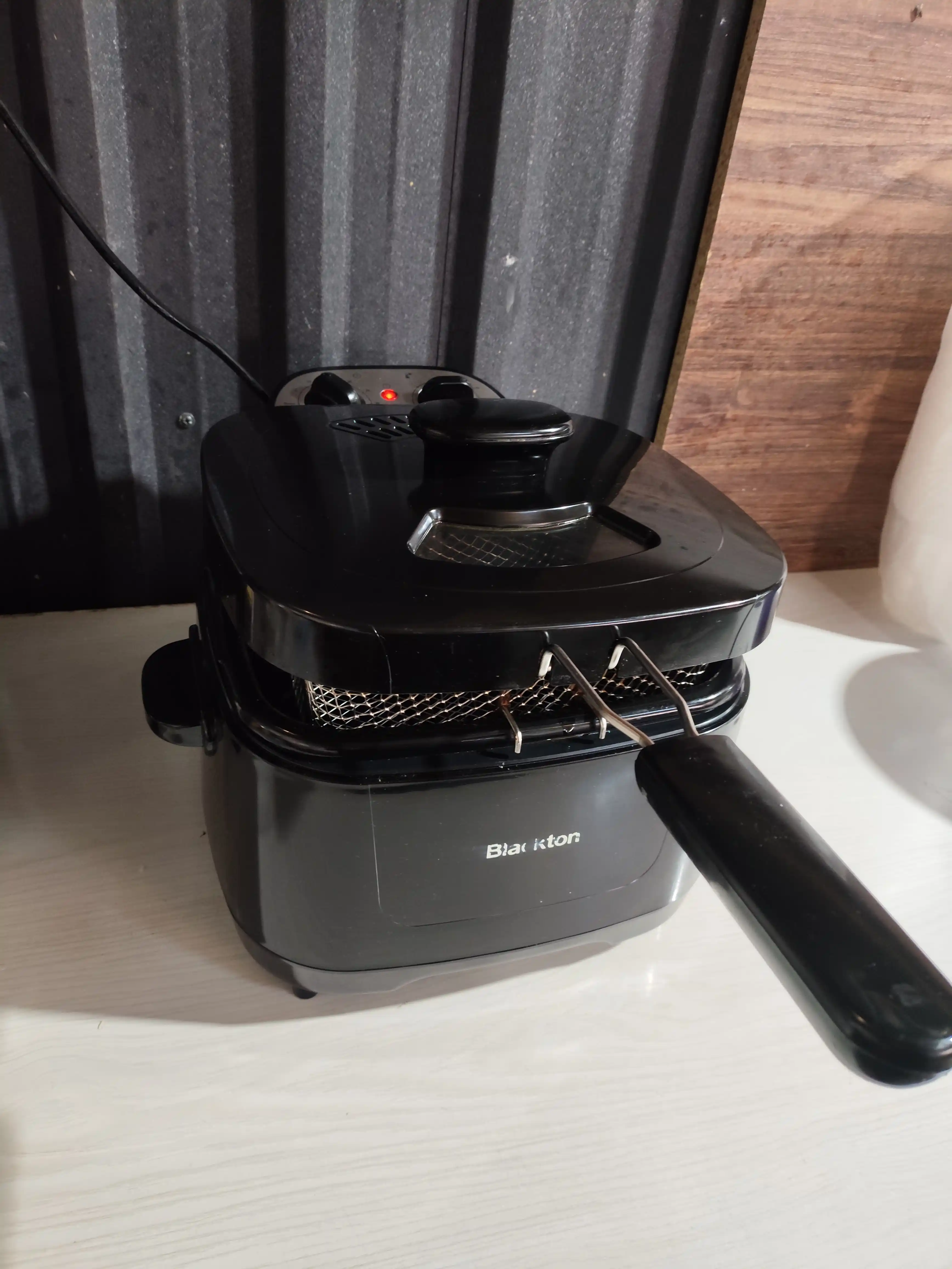 Frityurnitsa Blackton Bt DF1112, yuqori quvvat 2000 Vt, olinadigan savat 3 litr