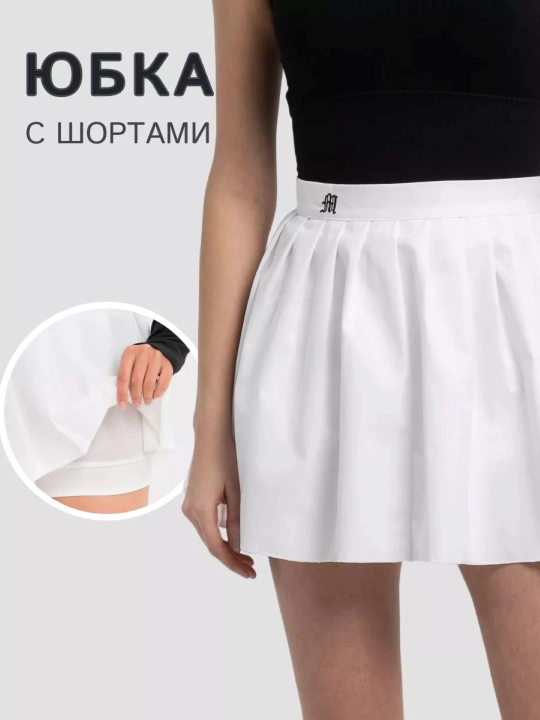 Ayollar kalta burmali yubkasi, qora, oq, tennis shortigi bilan