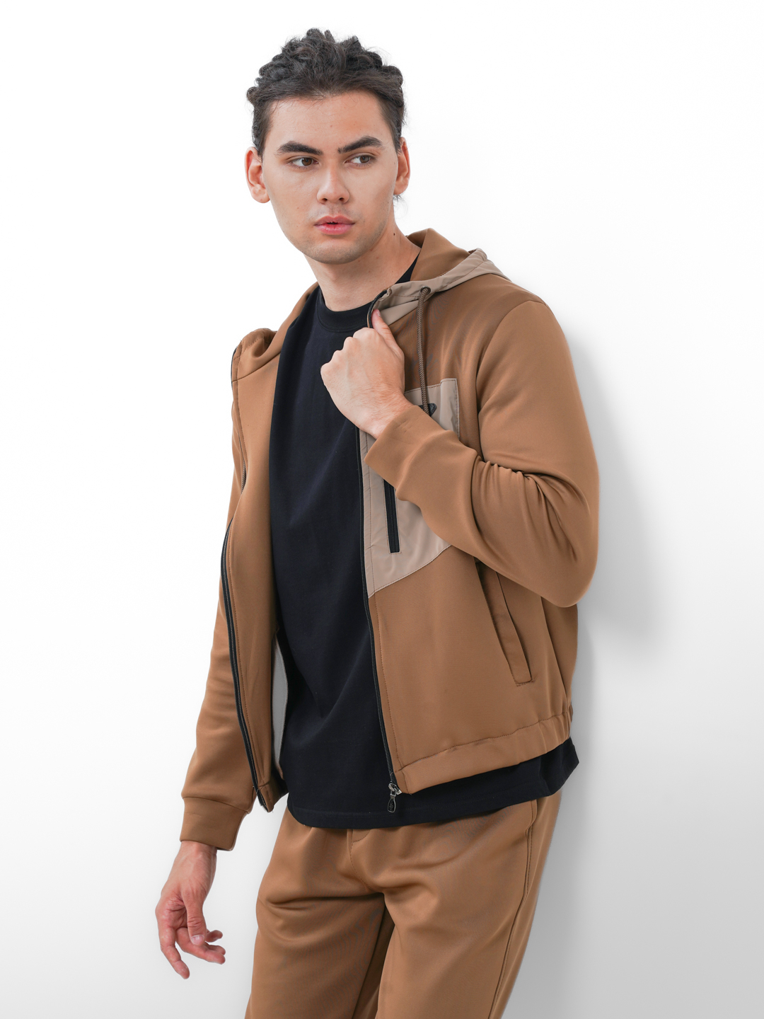 Ular bir qiz bilan birga porno suratga olishdi Paypoq va baland poshnali qizlar