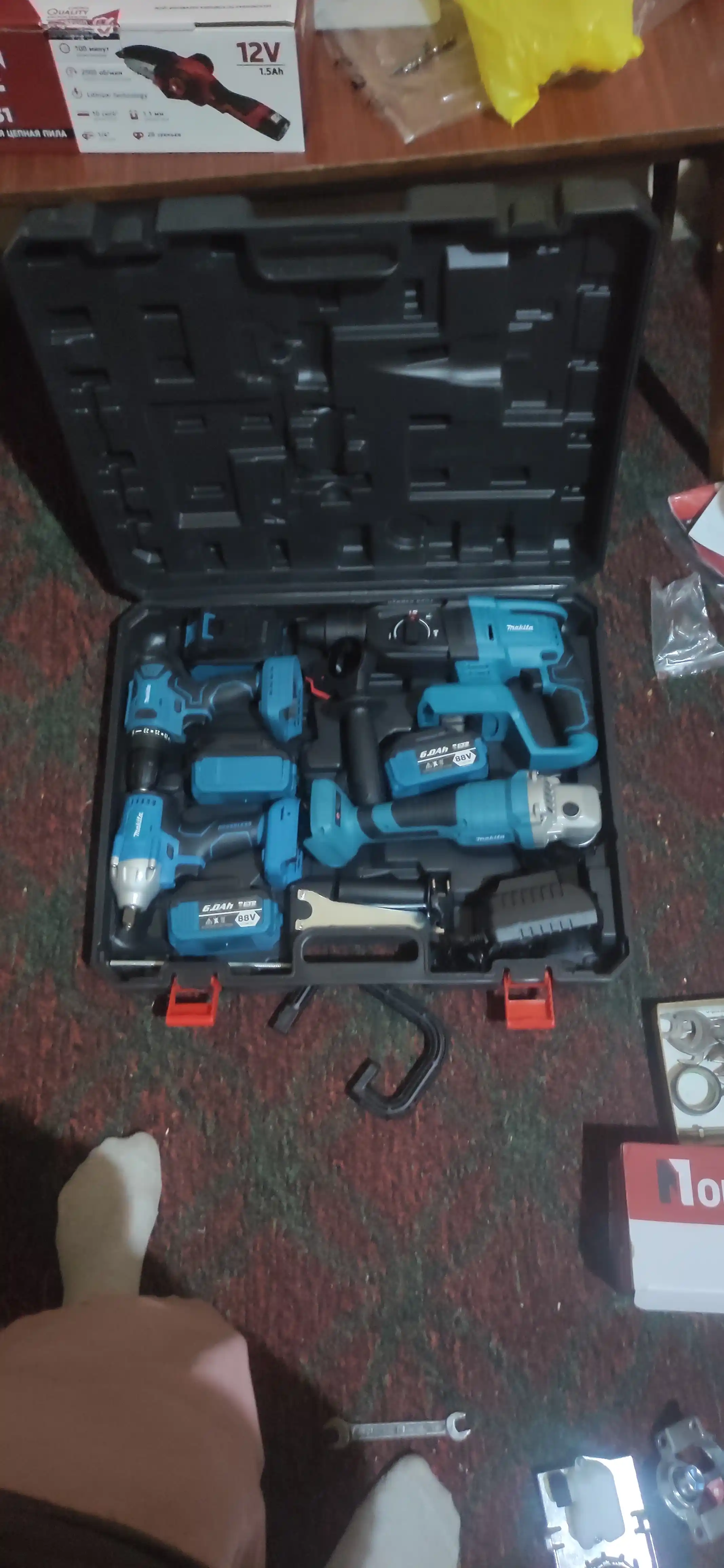 Akkumulyatorli to'plam, 4 tasi 1 da, perforator, shurupburagich, gaykaburagich, bolgarka