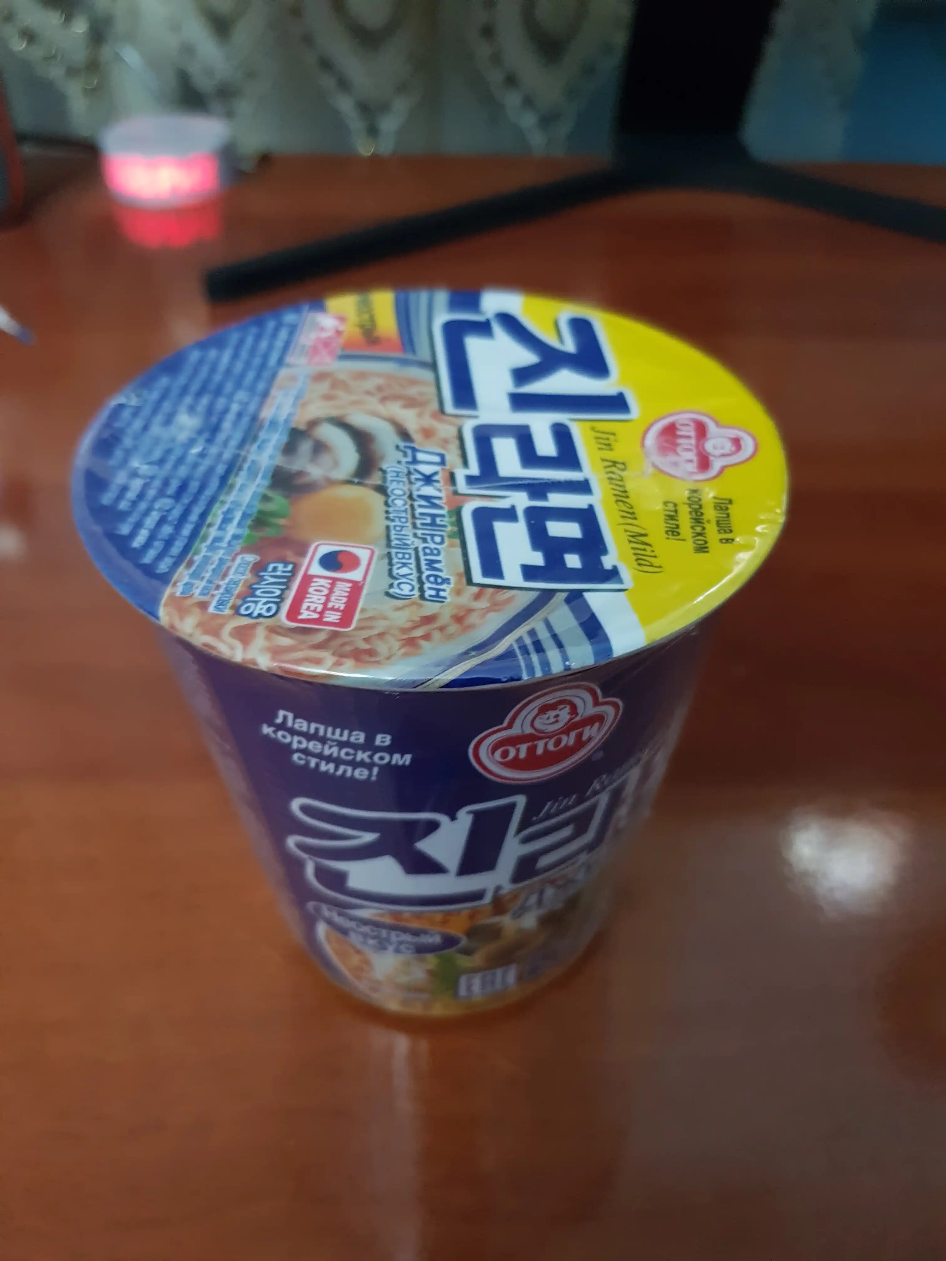 Jin Ramen Cup Mild stakanidagi tez tayyorlanadigan noodle, achchiq ta'mi, 65 g