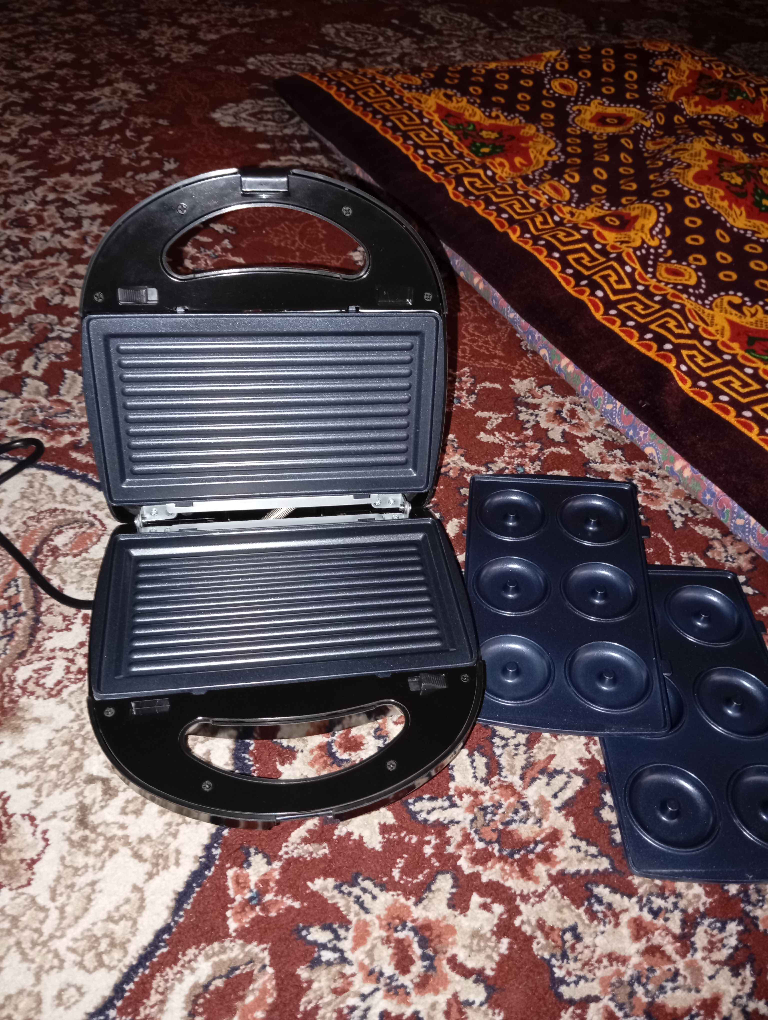 Doggy uslubida qizlarning eshaklari va anuslari fotosuratlari