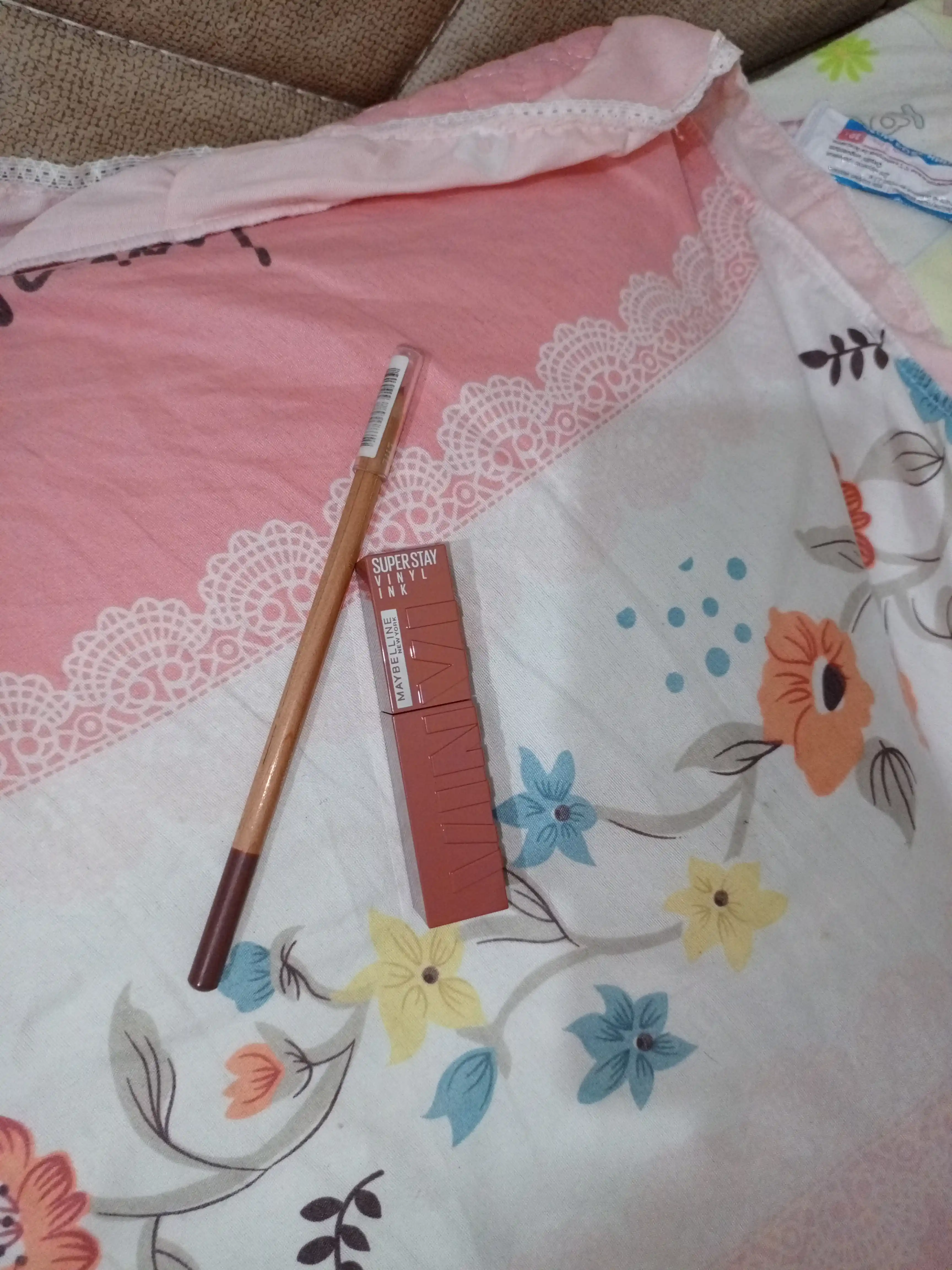 Lab uchun boyog' Maybelline New York Super Stay Vinyl Ink, ton 35 cheekky
