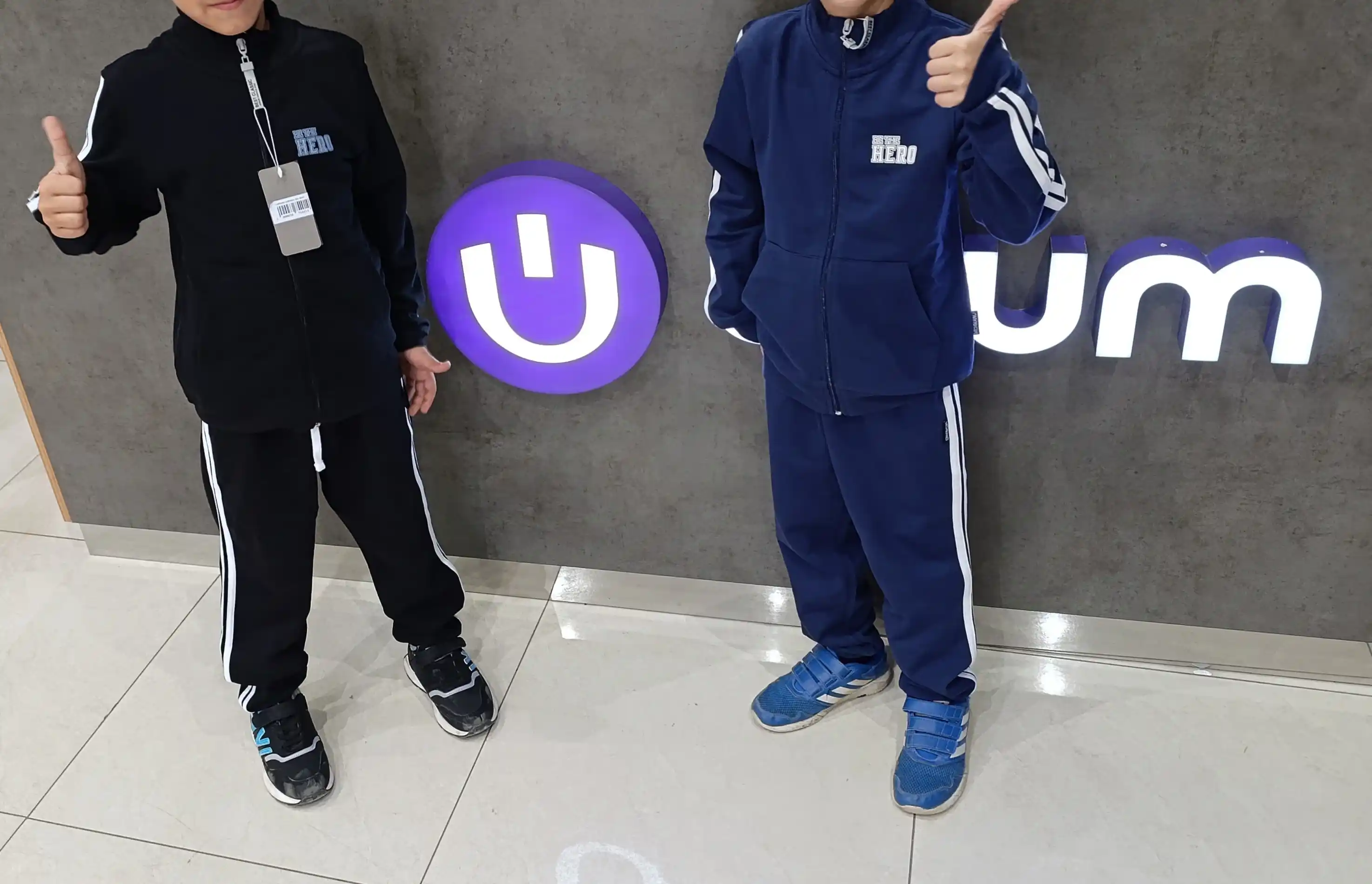 O'g'il bolalar va qizlar uchun sport kostyumi, zamokli va chiziqli