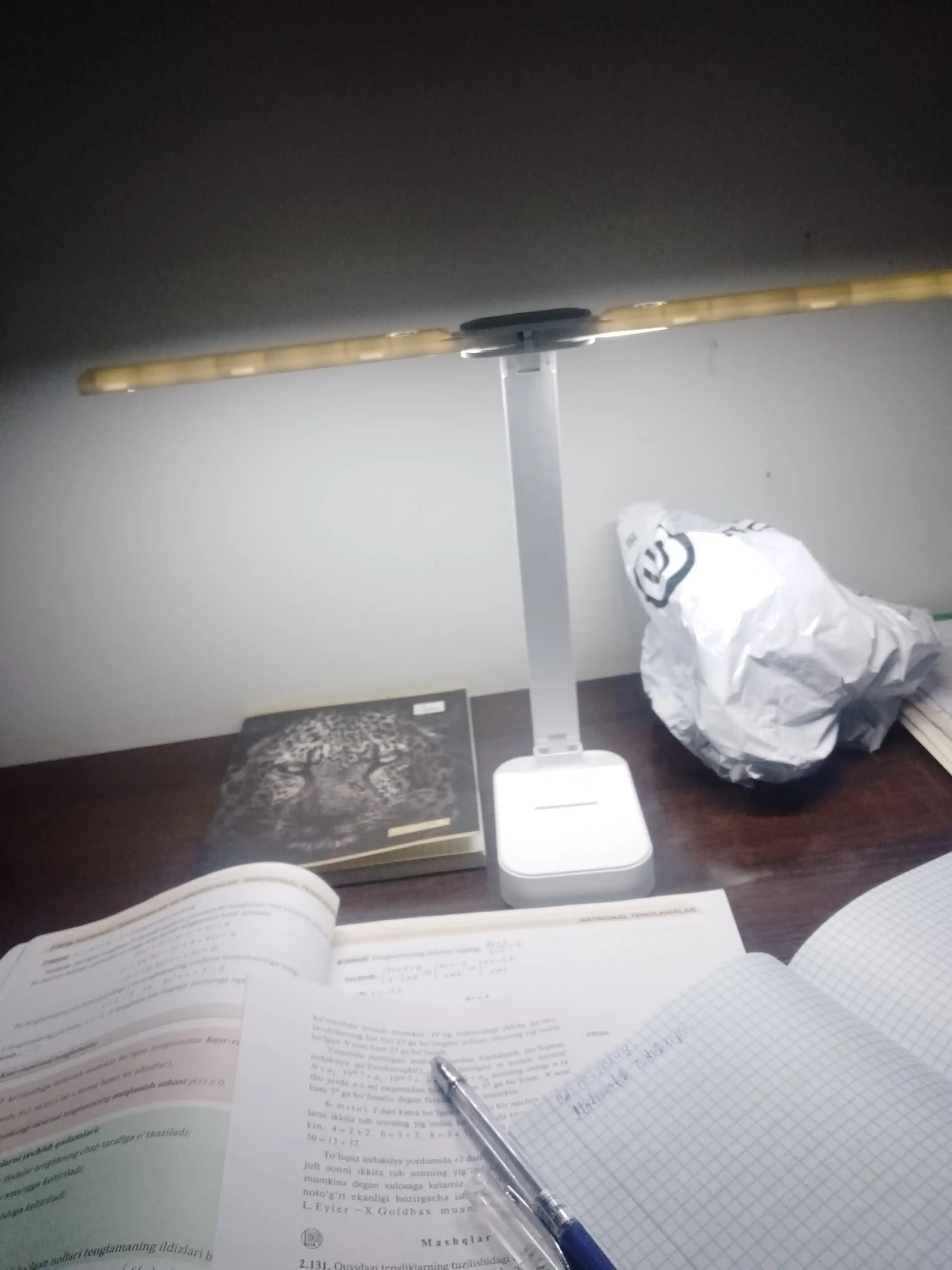 LED stol chirog'i telefon ushlagichli, ikki tomonlama harakatlanuvchi chiroq, yig'iladigan