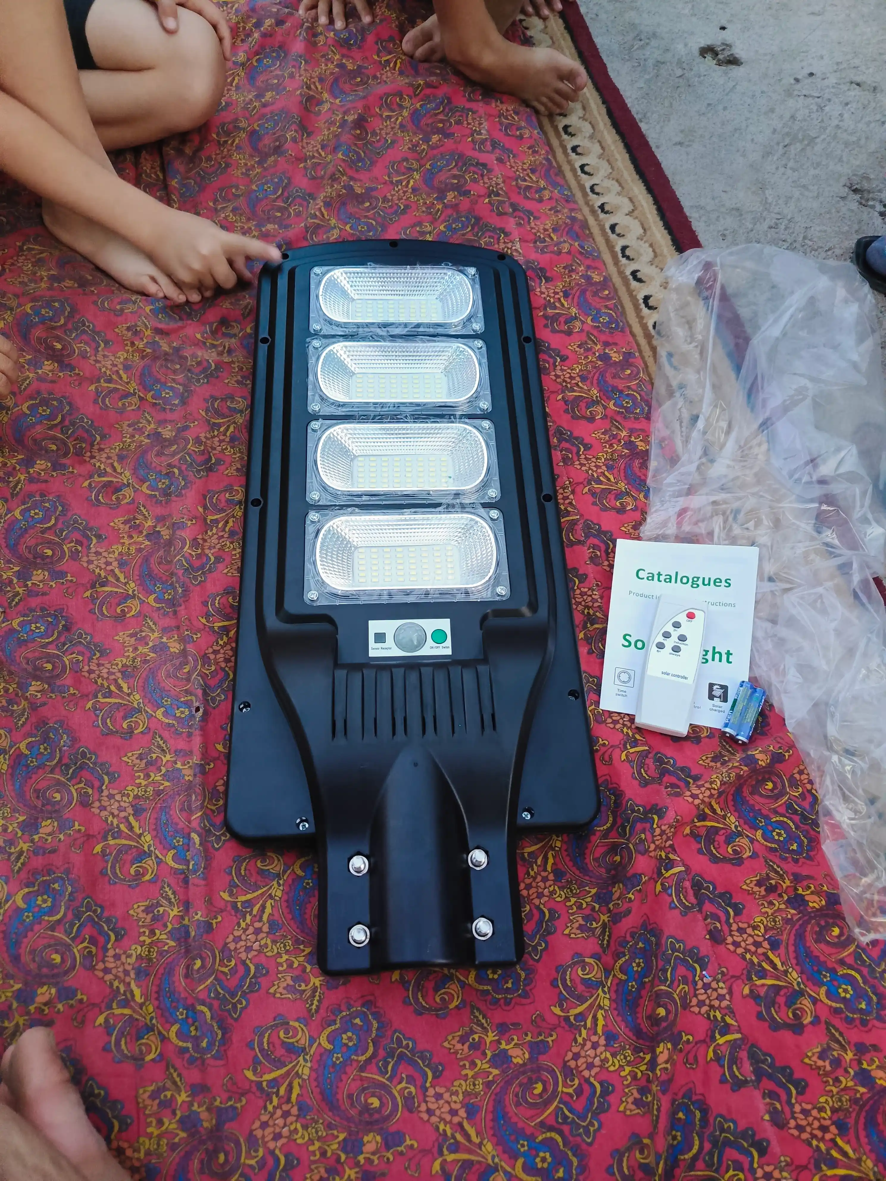 Projektor quyosh panelli pultli va sensorli, quvvati 50-300 Vt