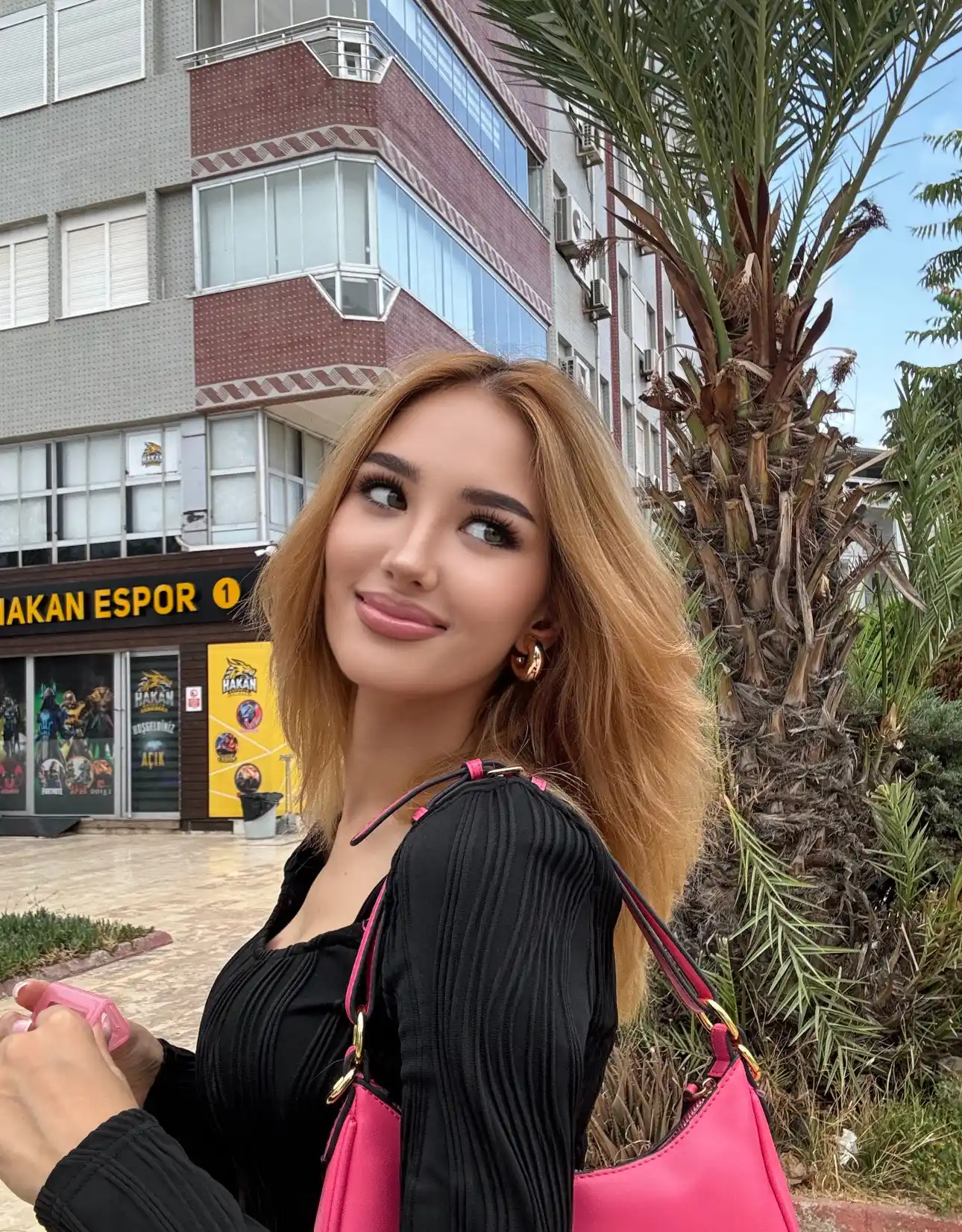 To'rtburchak bo'yinli va uzun yengli ayollar top-longsliv