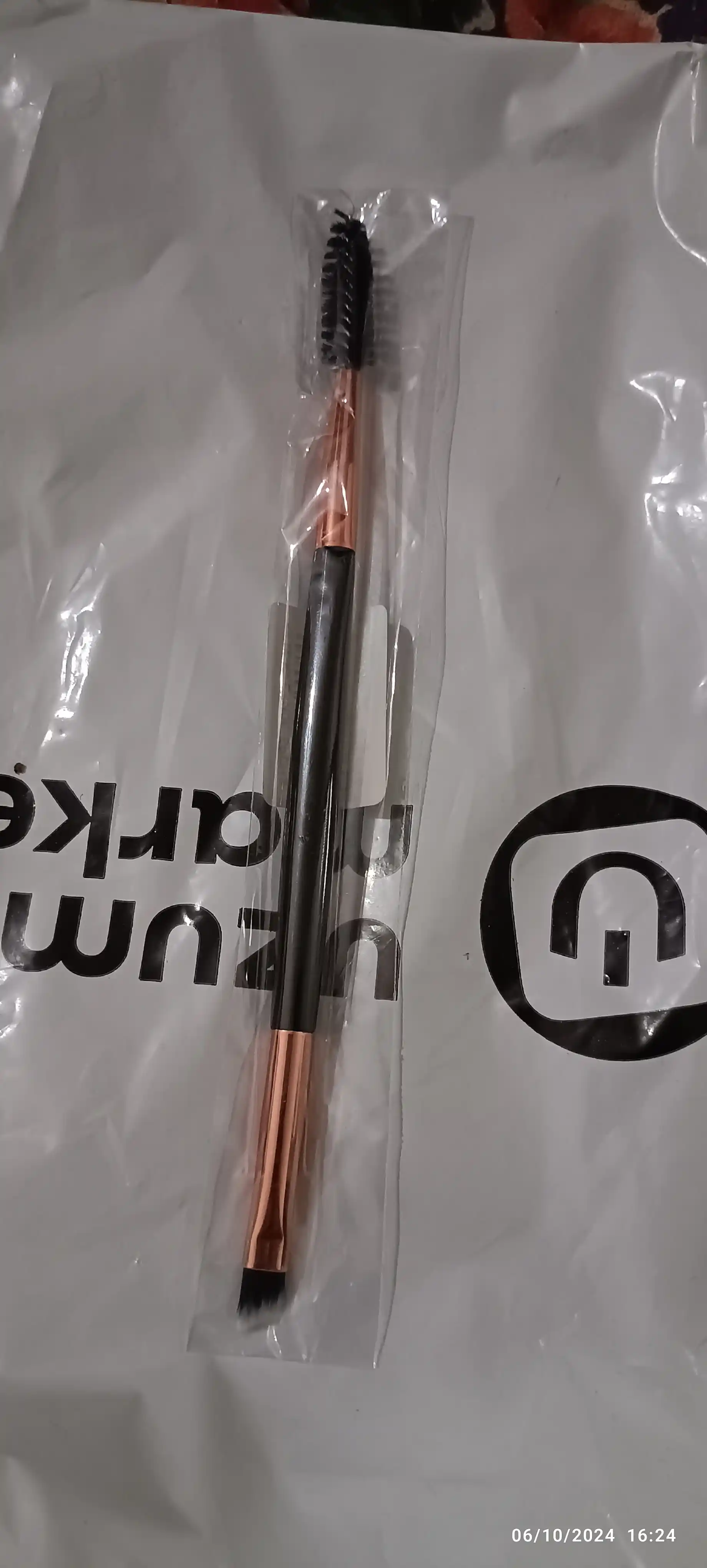 Qosh cho'tkasi kesilgan kirpik uchun