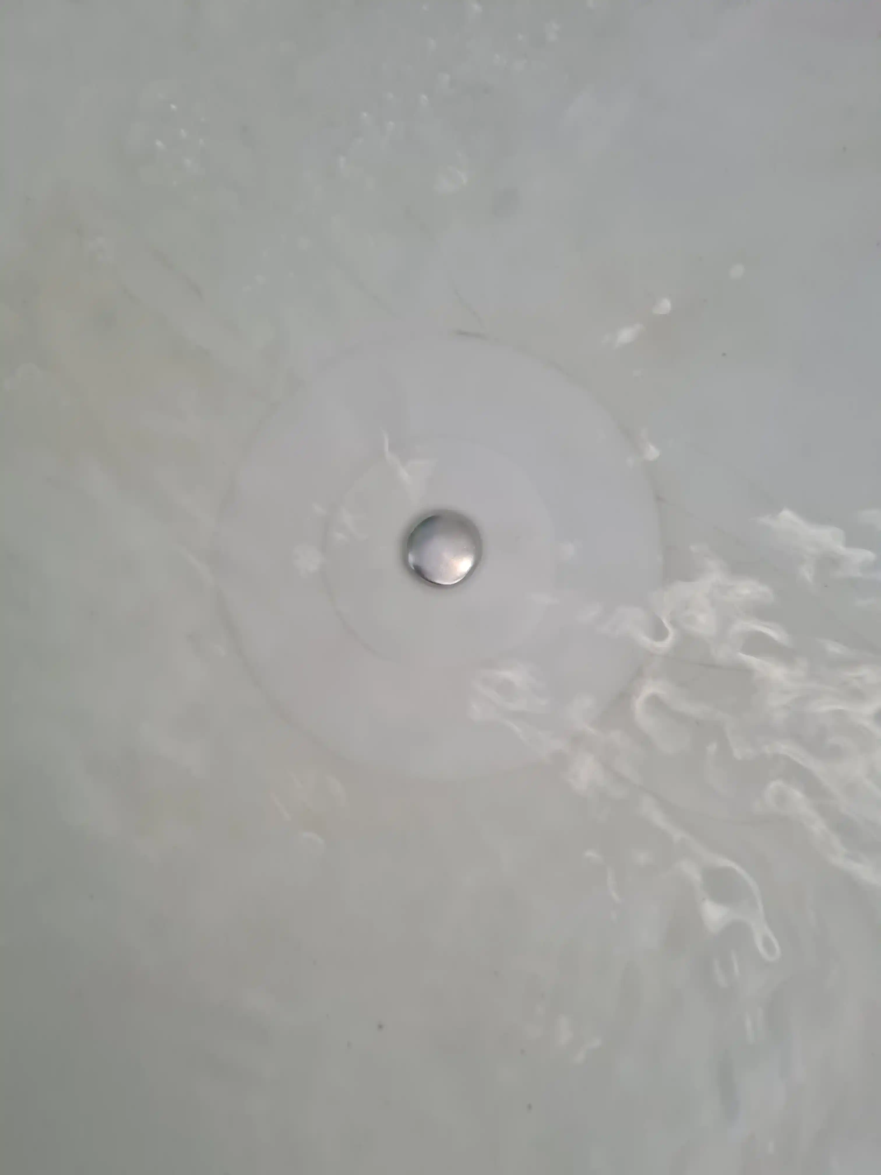 Пробка для слива воды в ванне или раковине