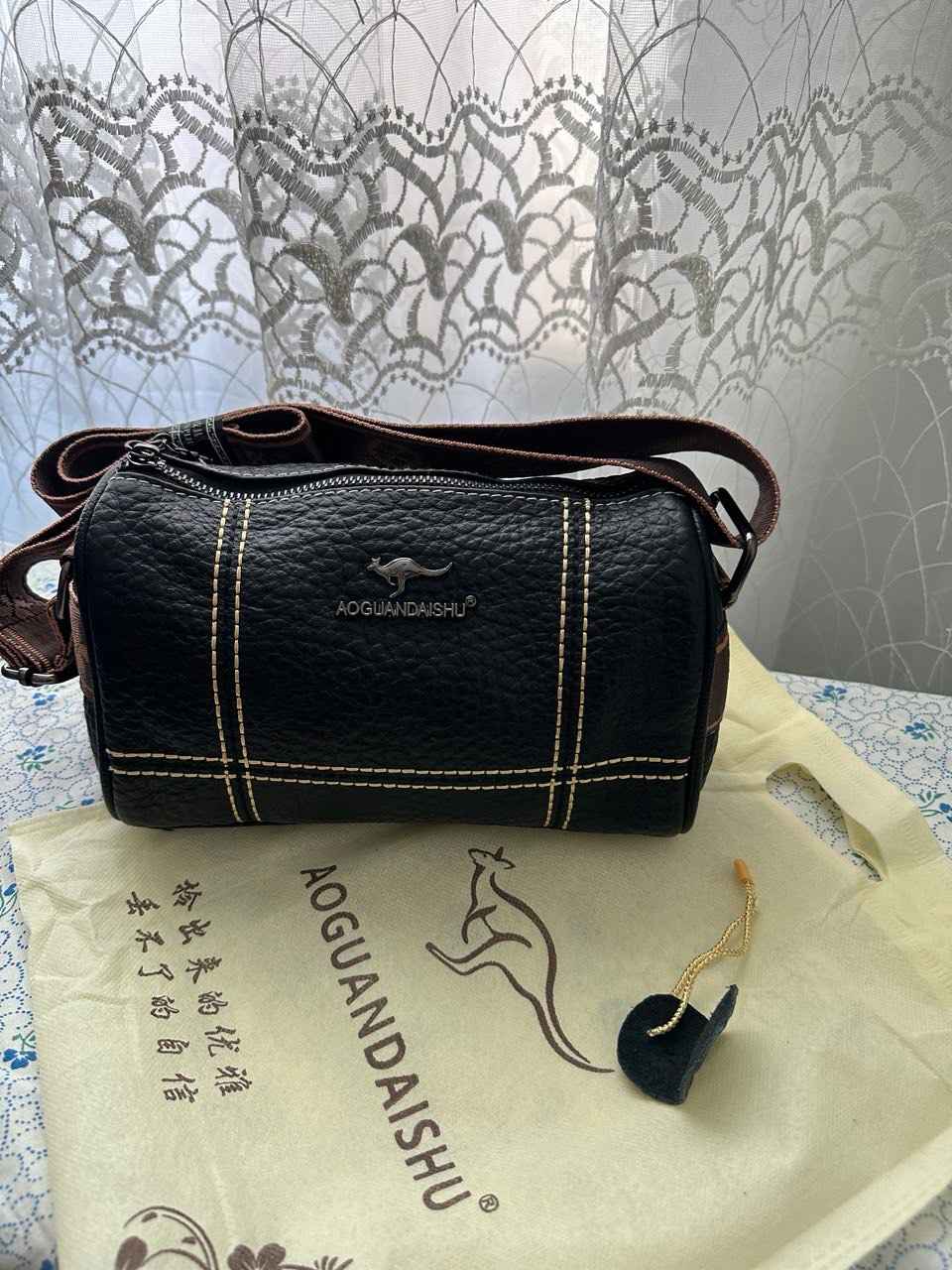 Ayollar sumkasi, charm, yelkasi osha, kamarda