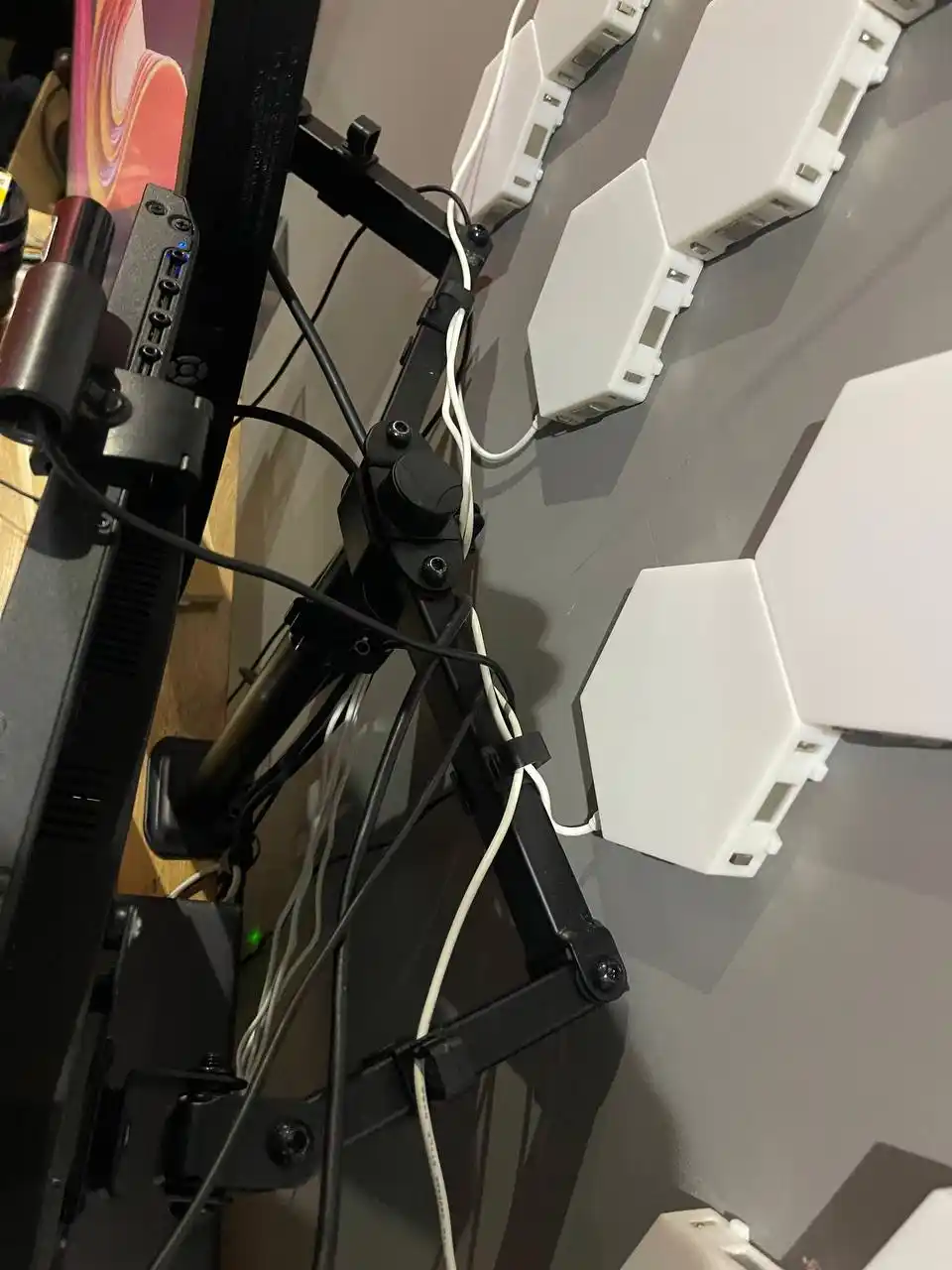 Monitor va televizor uchun stol kronshteyni