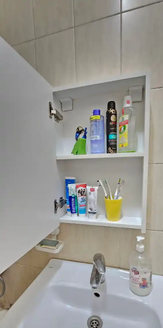 Vannaxona uchun tokcha, osma devor shkafi