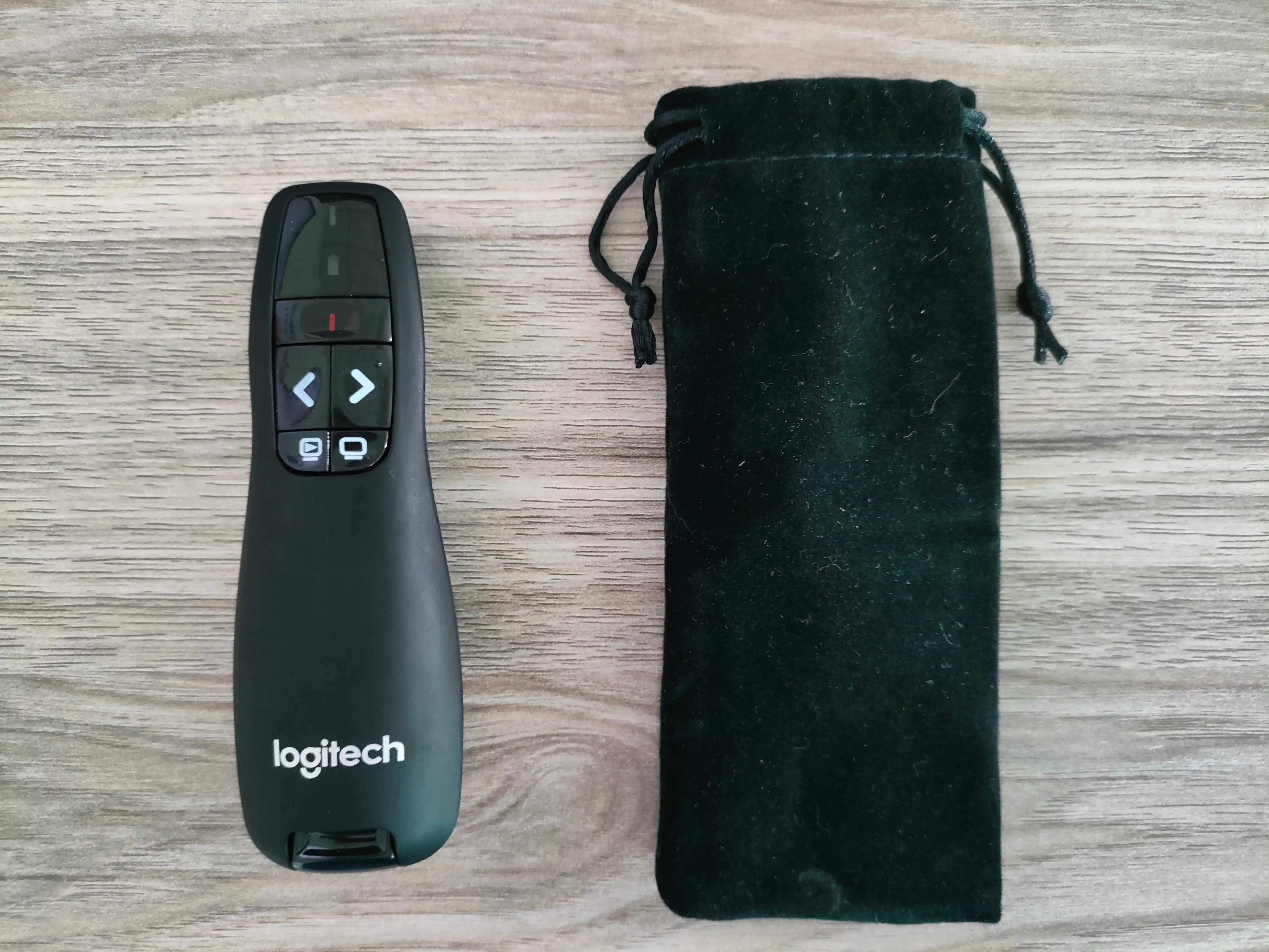 Taqdimot uchun lazerli masofadan boshqarish pulti Logitech Wireless Presenter R400