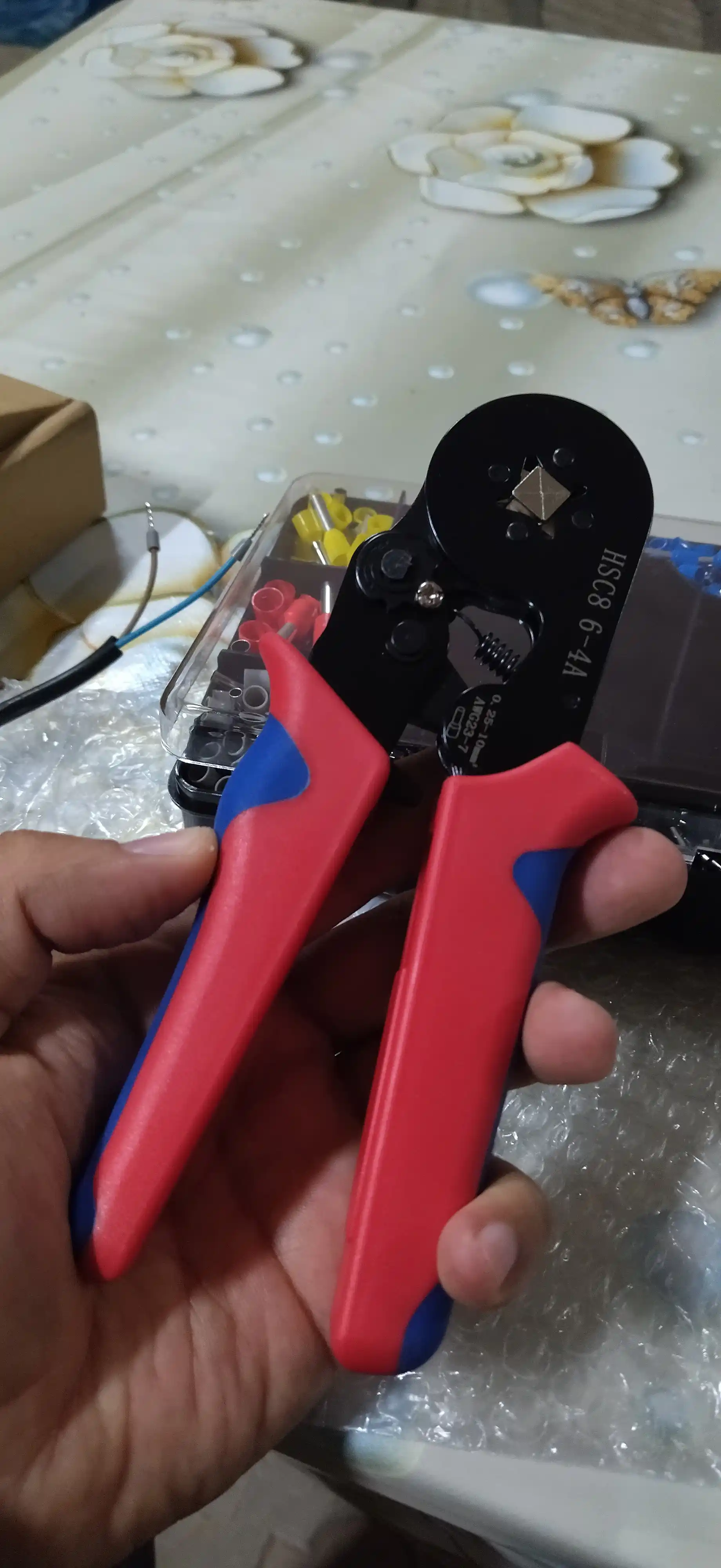 Vtulka uchlarini siqish uchun, qisqichlar to‘plami bilan qisqichlar pressi