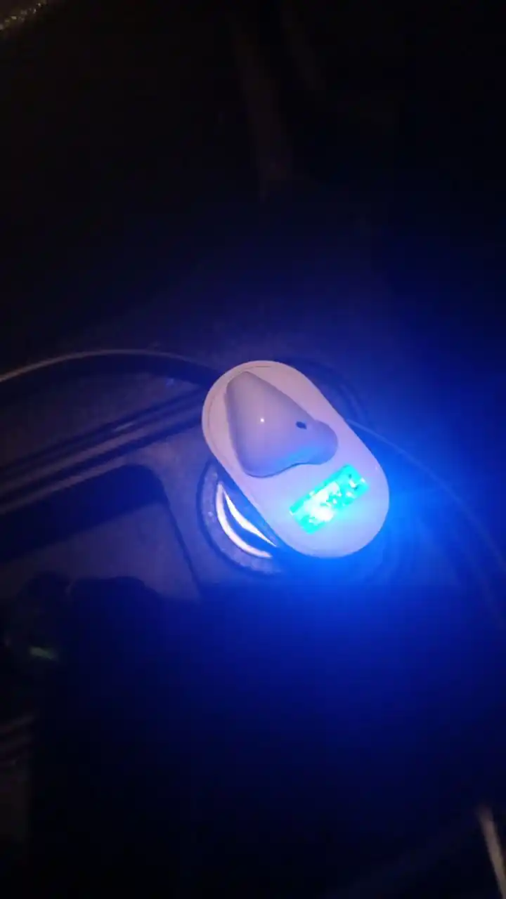 2-si 1-da avtomobil zaryadlovchi, USB port va naushnik, bluetooth eshitish vositasi