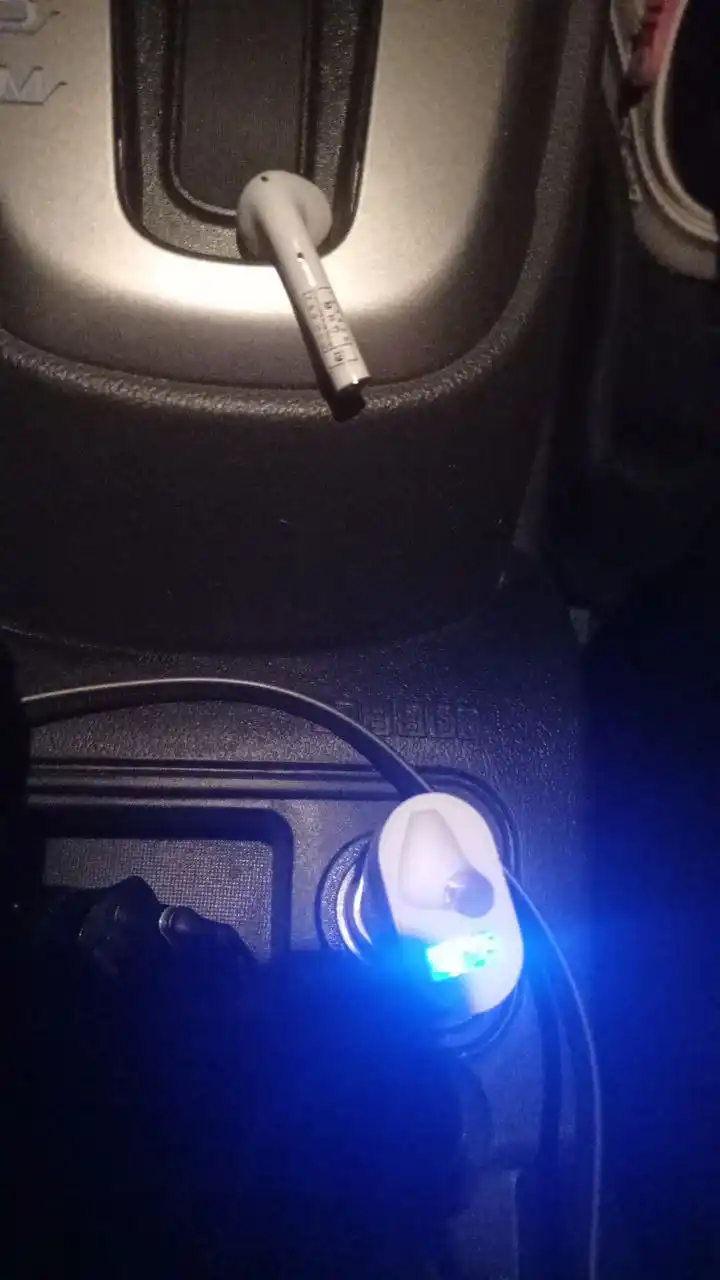 2-si 1-da avtomobil zaryadlovchi, USB port va naushnik, bluetooth eshitish vositasi