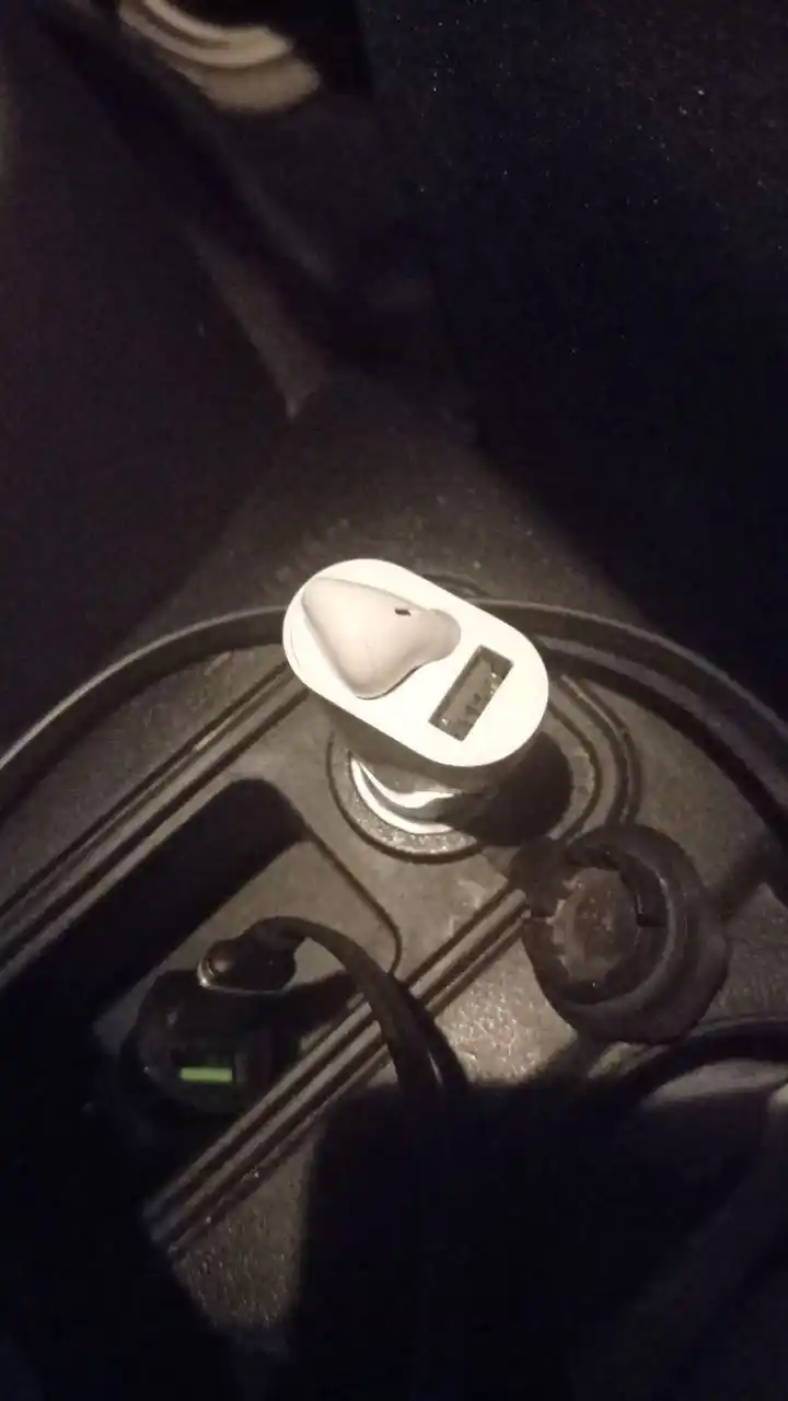2-si 1-da avtomobil zaryadlovchi, USB port va naushnik, bluetooth eshitish vositasi