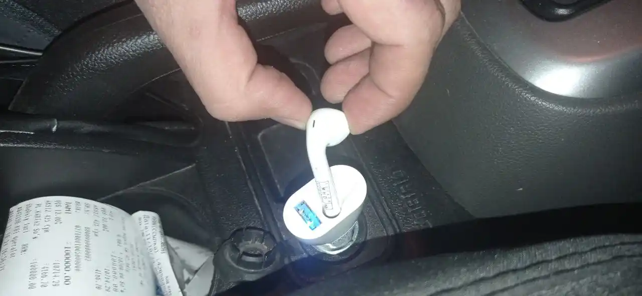 2-si 1-da avtomobil zaryadlovchi, USB port va naushnik, bluetooth eshitish vositasi