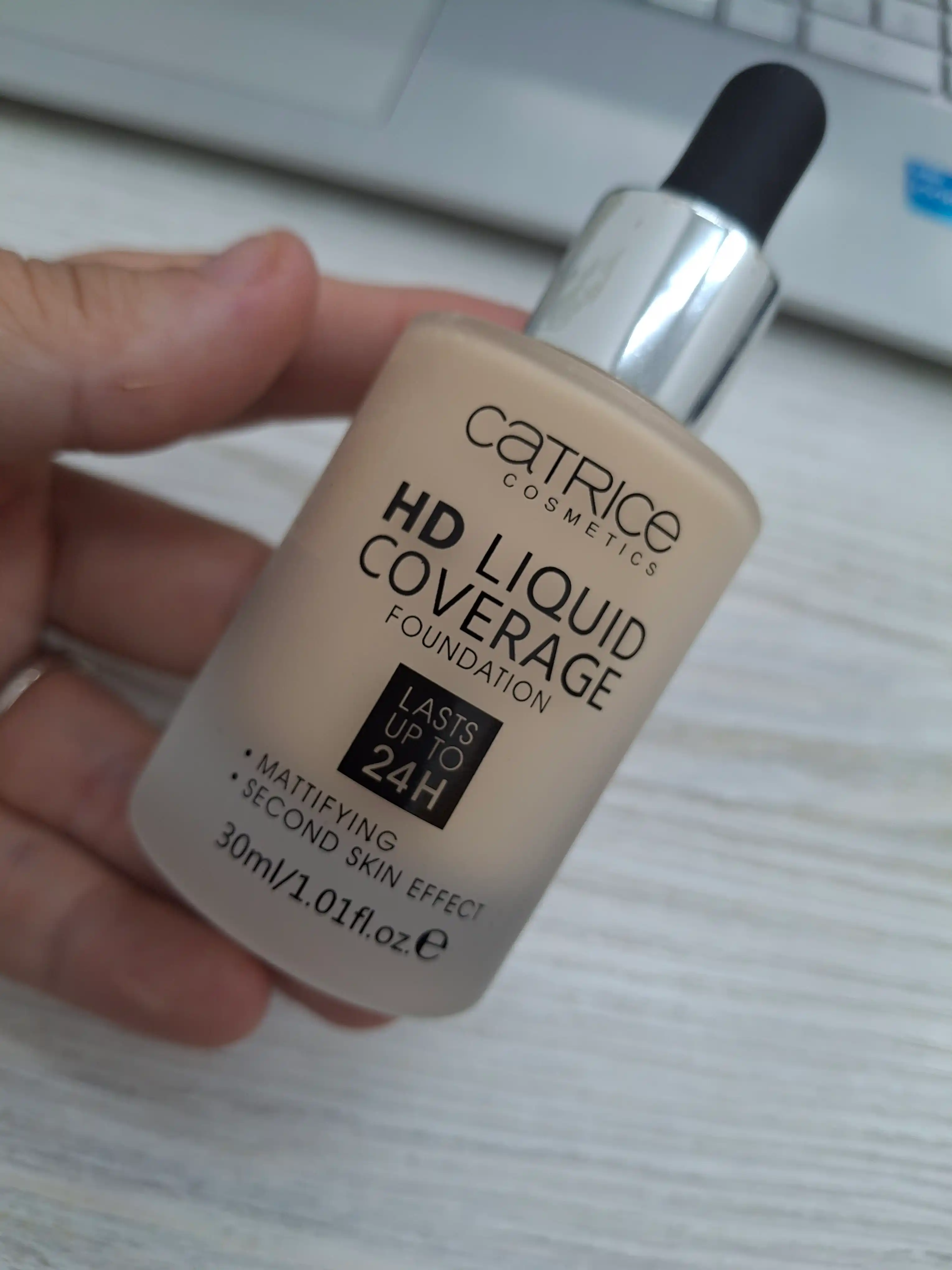 Tonal krem, suyuq asos, teri rangini tekislaydi, yuqori chidamlilik, 30 ml