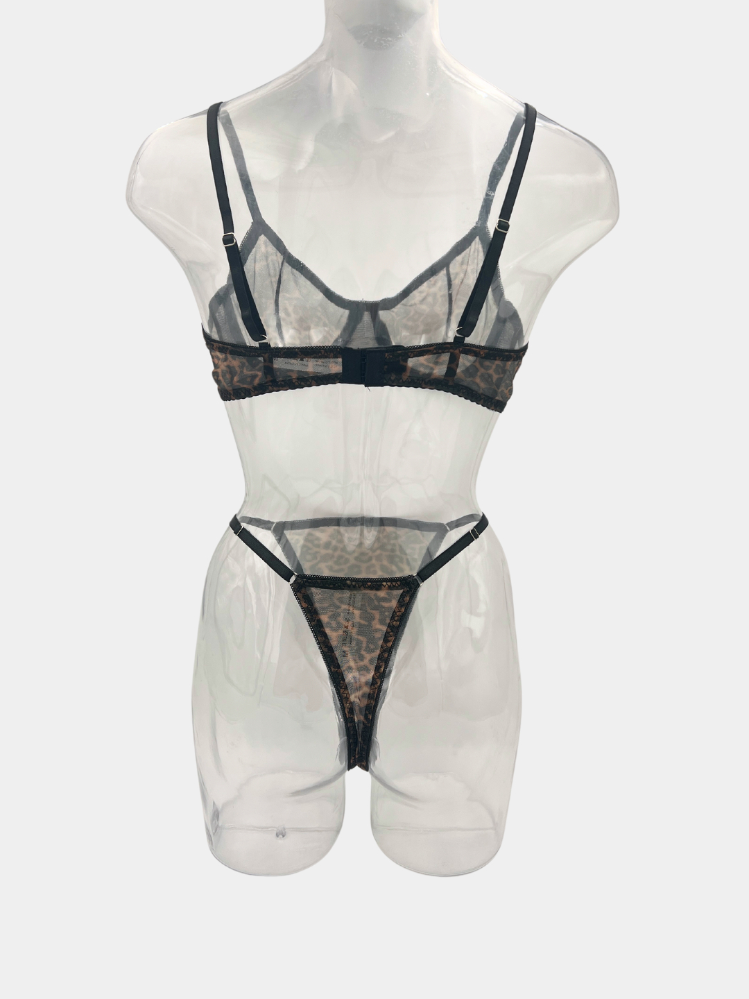 Shaffof kiyim va külotsiz