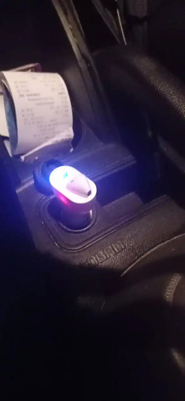 2-si 1-da avtomobil zaryadlovchi, USB port va naushnik, bluetooth eshitish vositasi