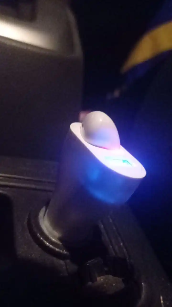 2-si 1-da avtomobil zaryadlovchi, USB port va naushnik, bluetooth eshitish vositasi