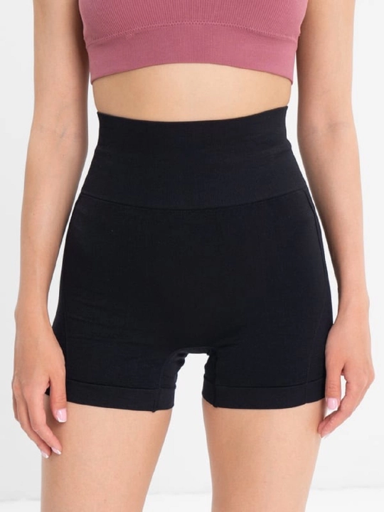 Ayollar sport shortiklari, yuqori posadkada