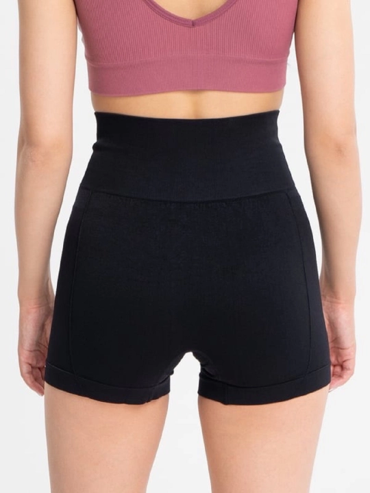 Ayollar sport shortiklari, yuqori posadkada