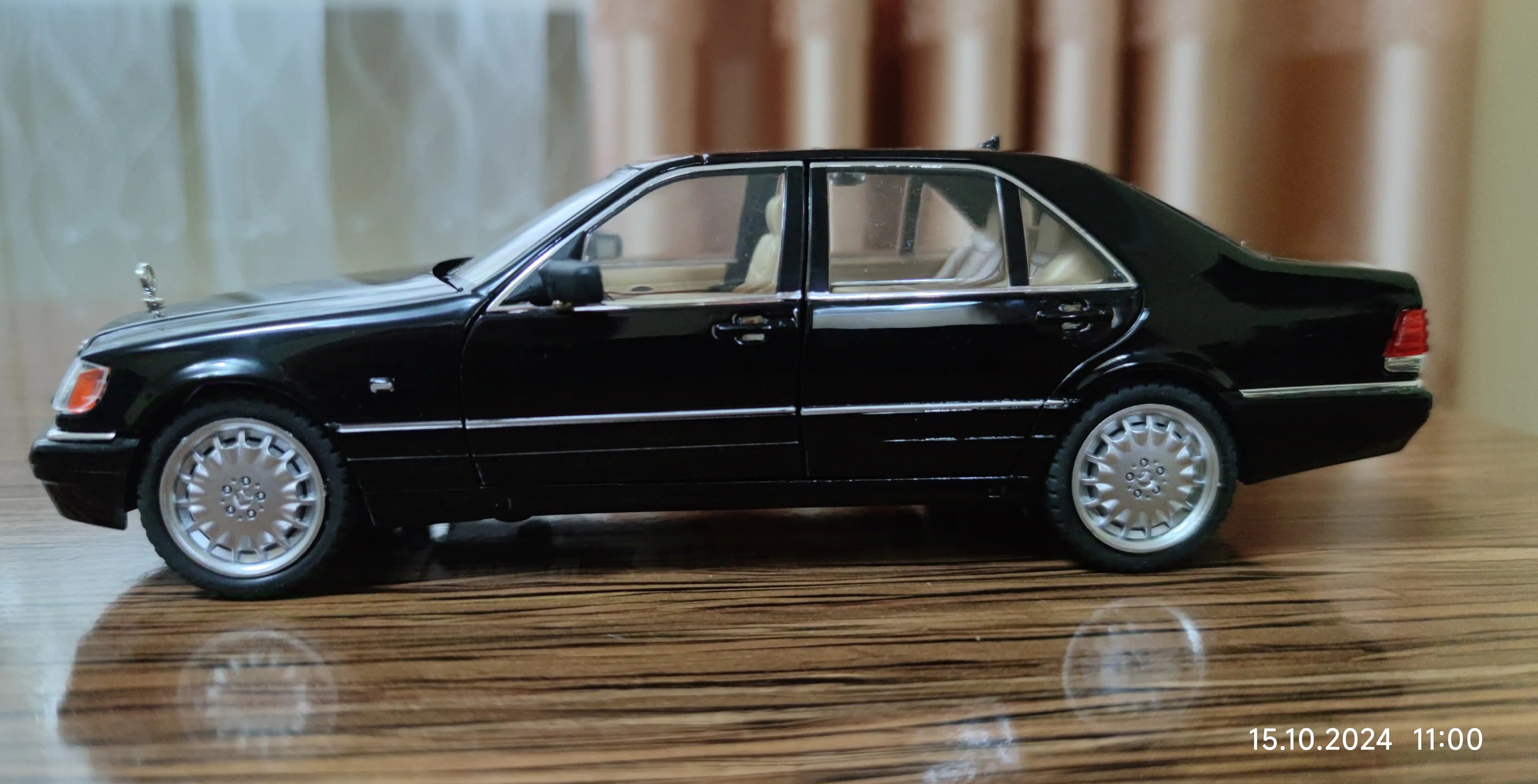 O'yinchoq metall mashinasi Mercedes-Benz AMG 6.3, Nissan Skyline GTR "Jinlifang" 1:24