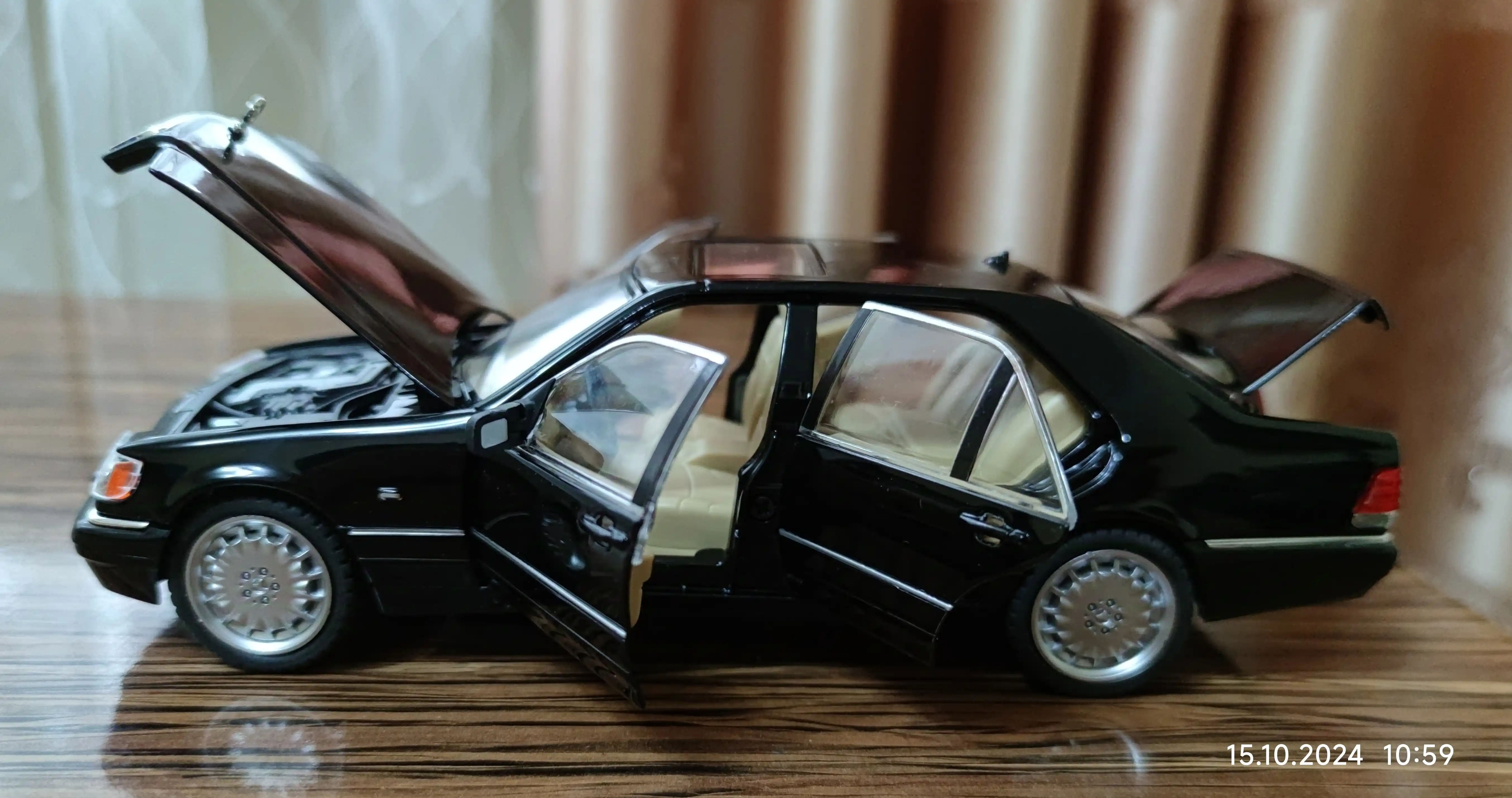 O'yinchoq metall mashinasi Mercedes-Benz AMG 6.3, Nissan Skyline GTR "Jinlifang" 1:24