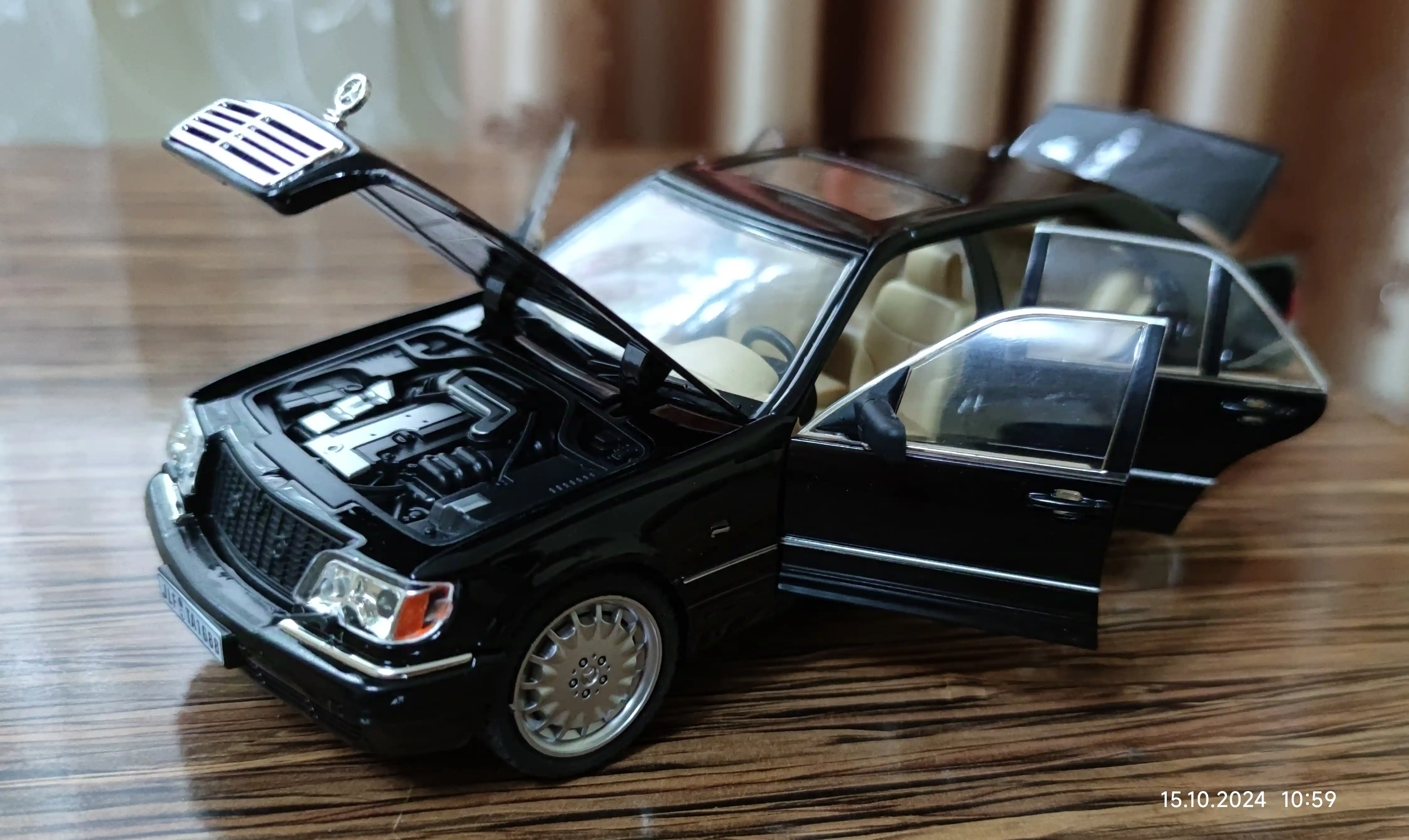 O'yinchoq metall mashinasi Mercedes-Benz AMG 6.3, Nissan Skyline GTR "Jinlifang" 1:24