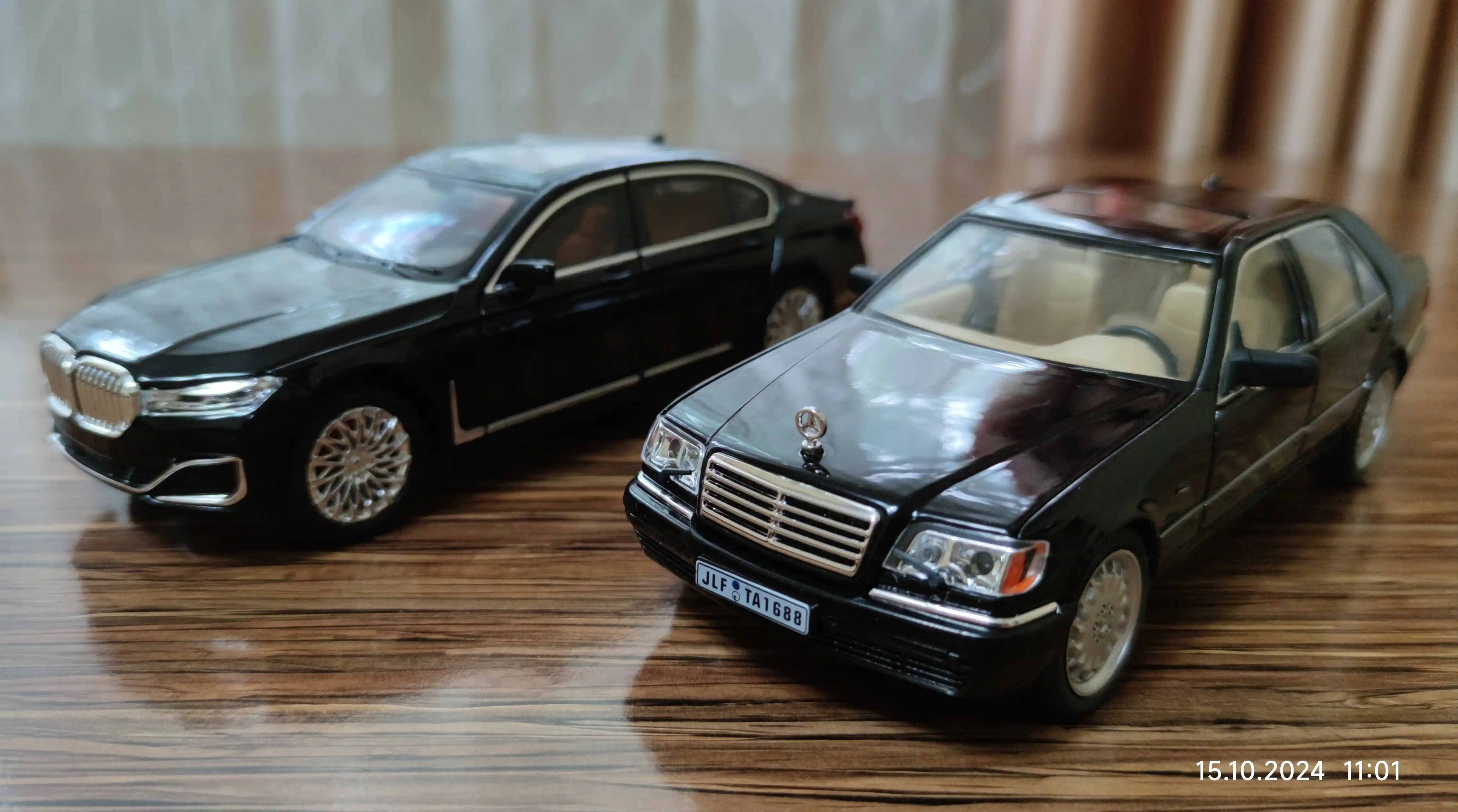 O'yinchoq metall mashinasi Mercedes-Benz AMG 6.3, Nissan Skyline GTR "Jinlifang" 1:24